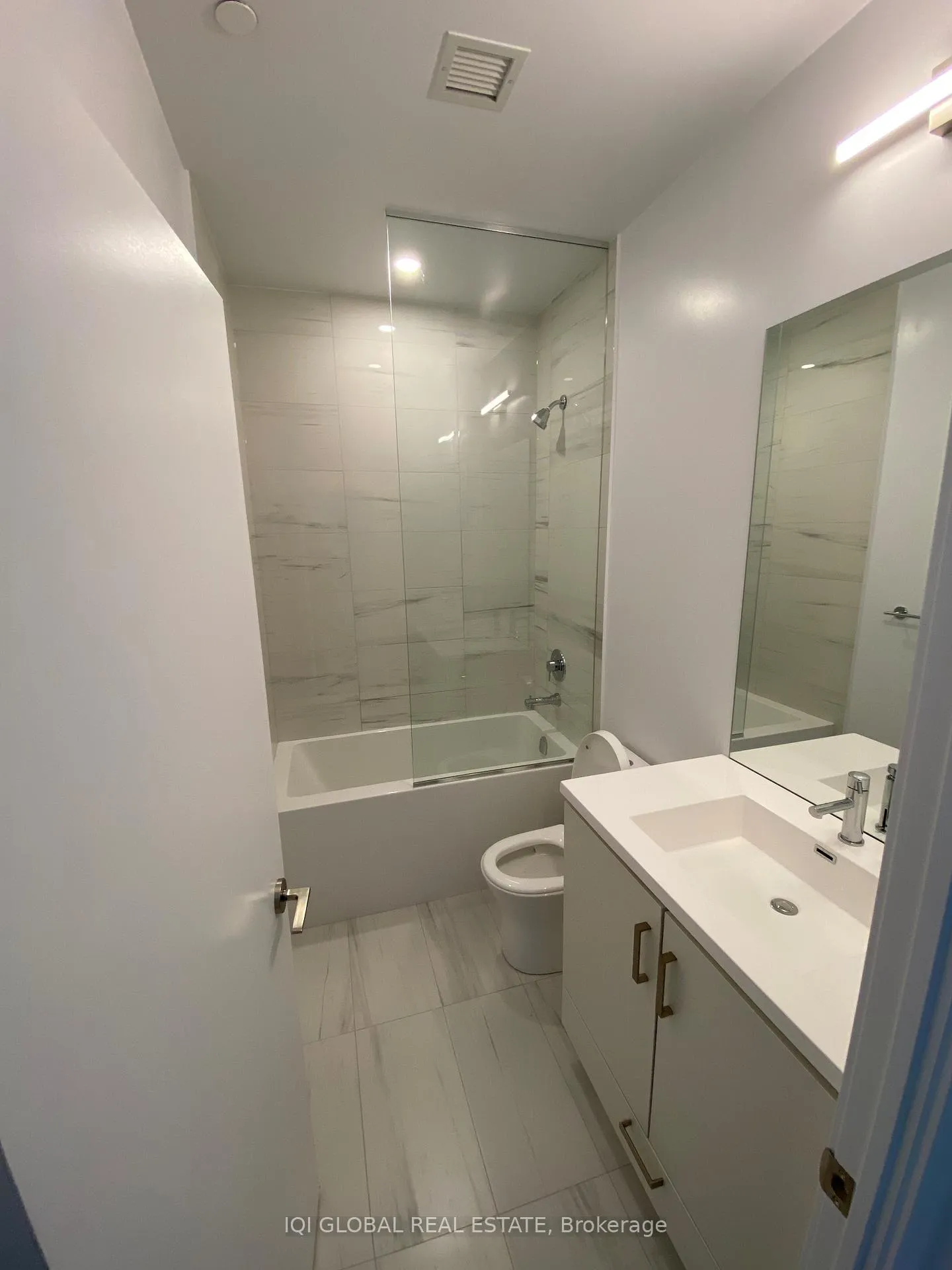 Photo 7 of Unit 318, 60 Honeycrisp Crescent E, Vaughan, Vaughan Corporate Centre — HOMEH
