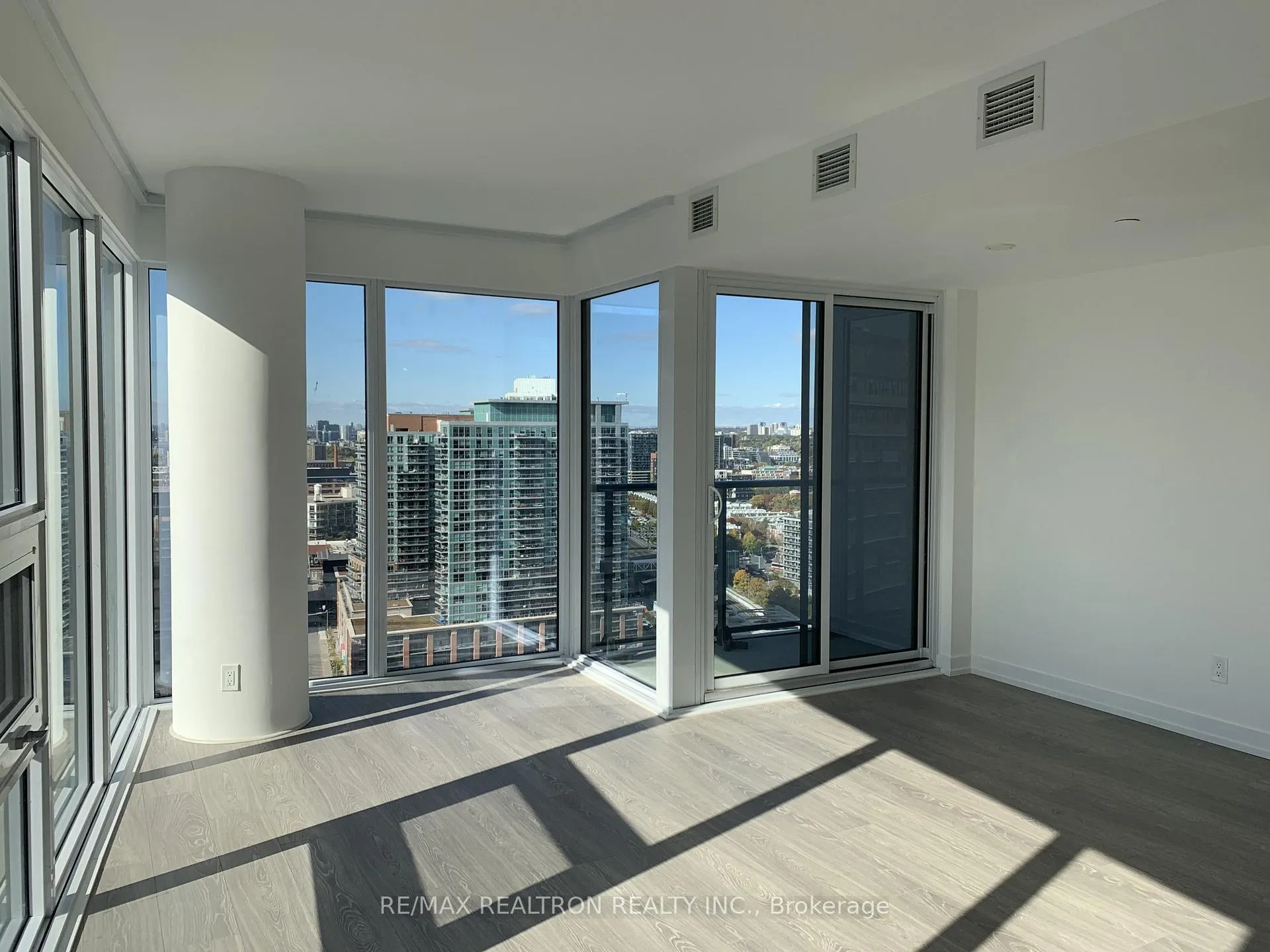 Photo 5 of Unit 2707, 19 Western Battery Road, Toronto, Niagara — HOMEH