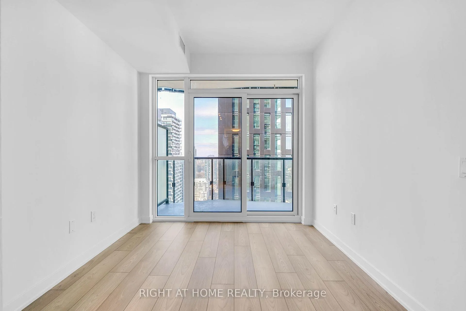 Photo 3 of Unit 3004S, 110 Broadway Avenue, Toronto, Mount Pleasant West — HOMEH