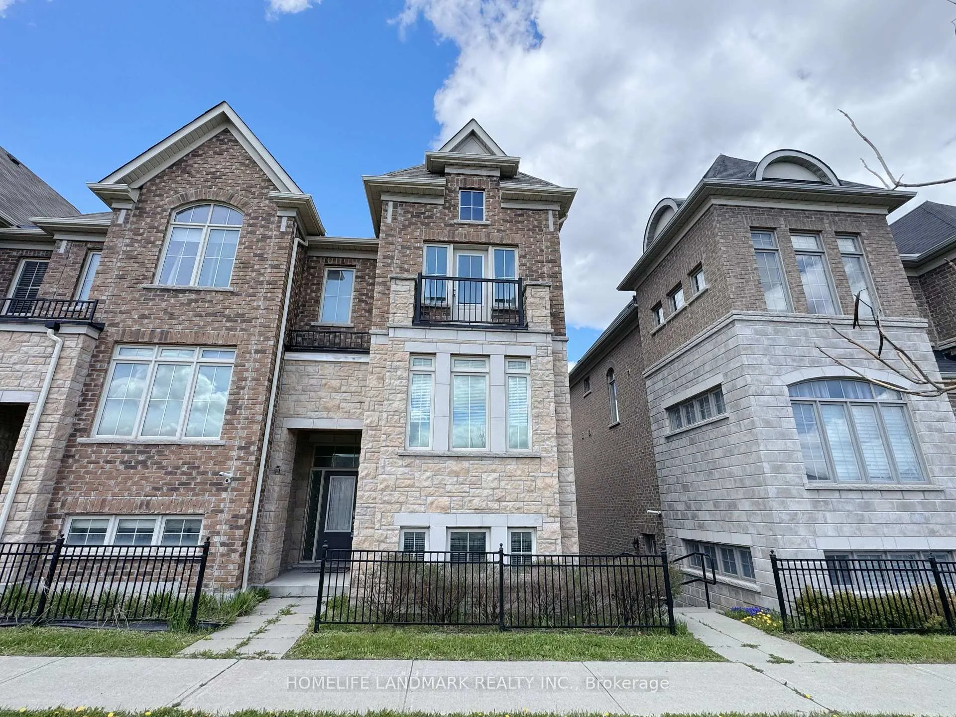 Photo 3 of 29 Sharbot Lane, Markham, Greensborough — HOMEH