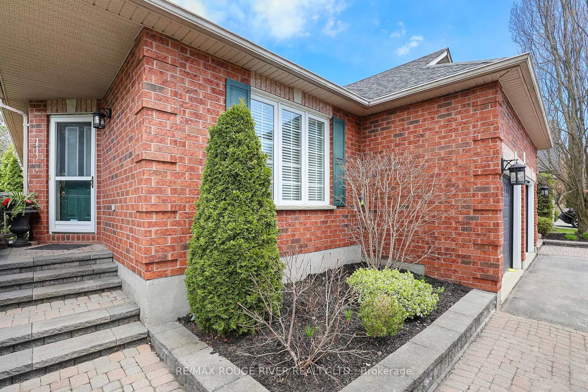 Photo 4 of 38 Worthington Drive, Clarington, Courtice — HOMEH