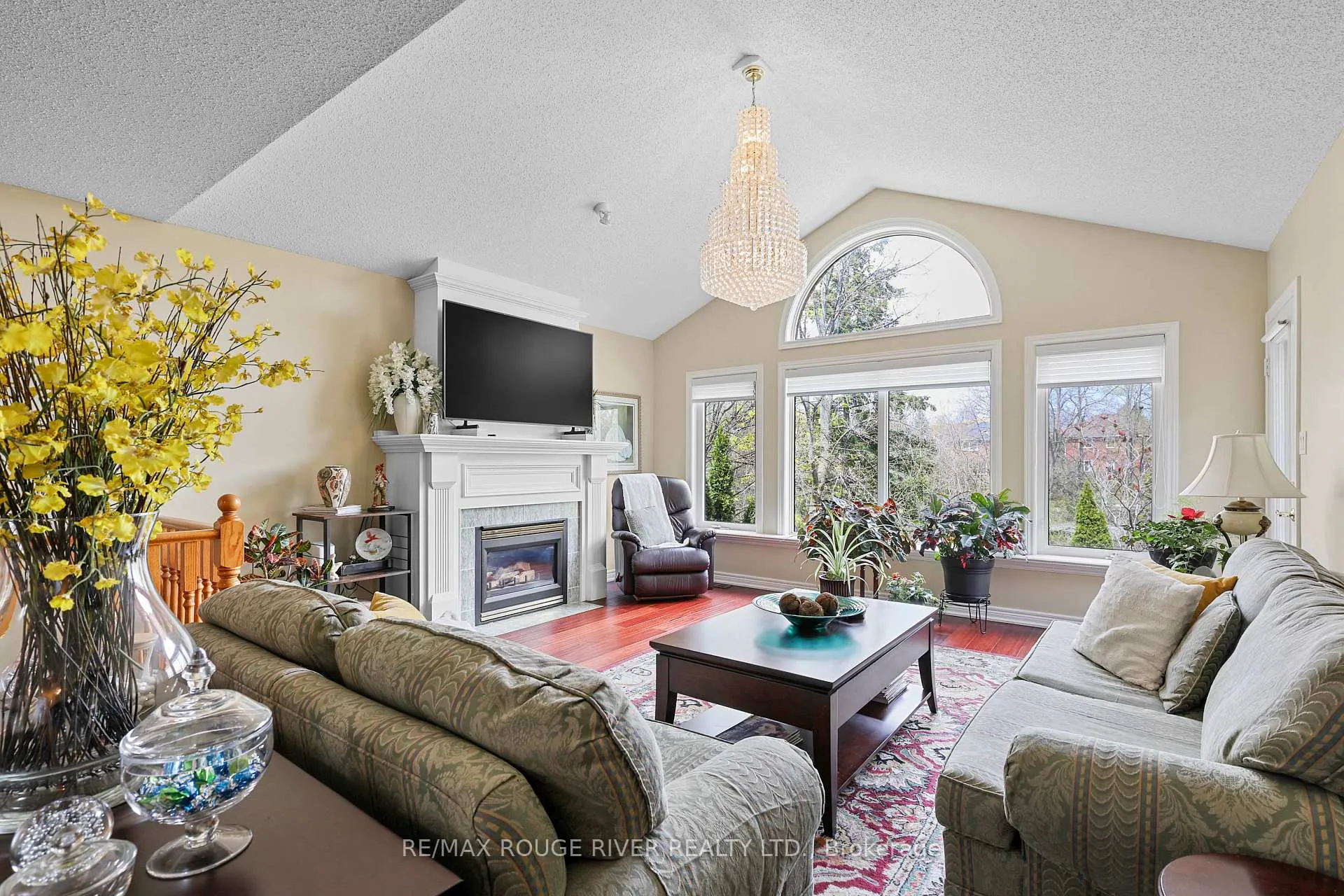 Photo 5 of 38 Worthington Drive, Clarington, Courtice — HOMEH