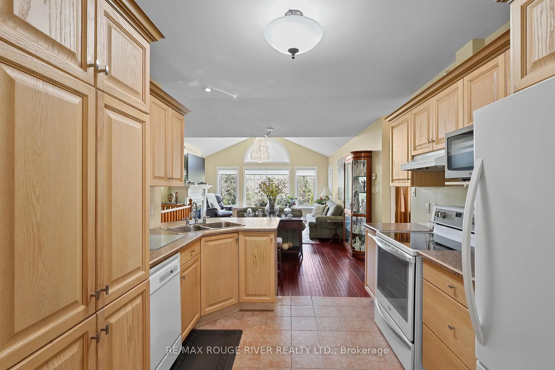 Photo 10 of 38 Worthington Drive, Clarington, Courtice — HOMEH