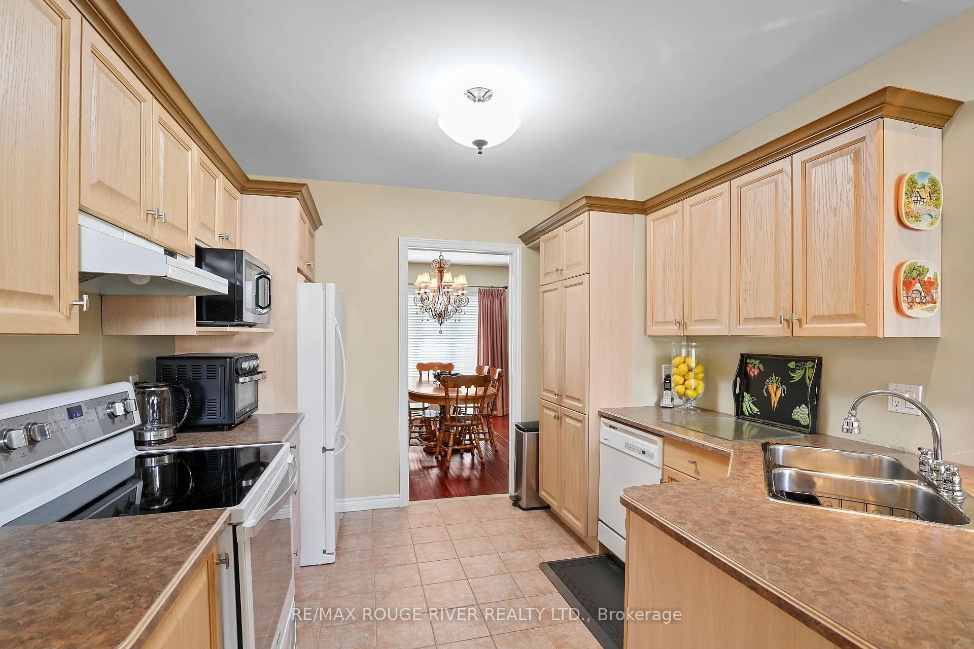 Photo 11 of 38 Worthington Drive, Clarington, Courtice — HOMEH