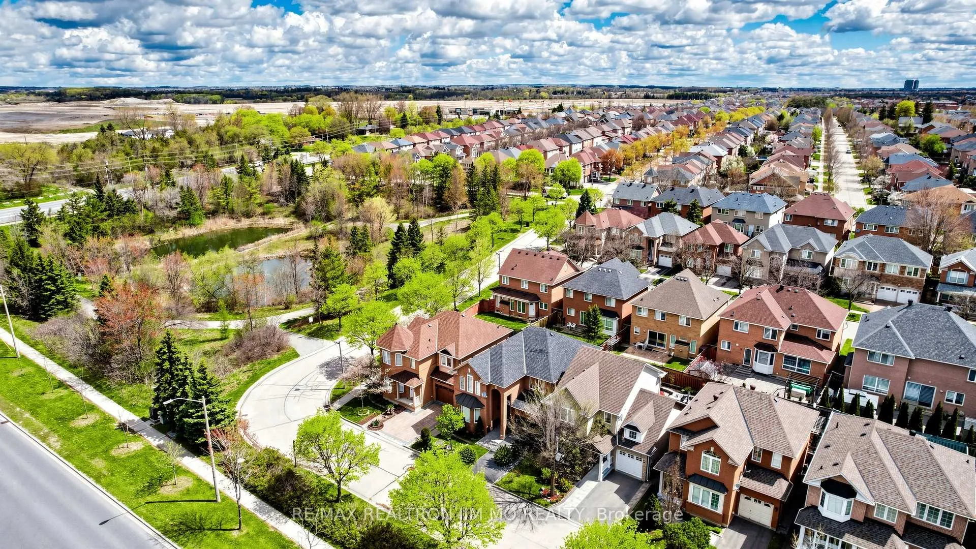 Photo 2 of 6 Majestic Drive, Markham, Berczy — HOMEH