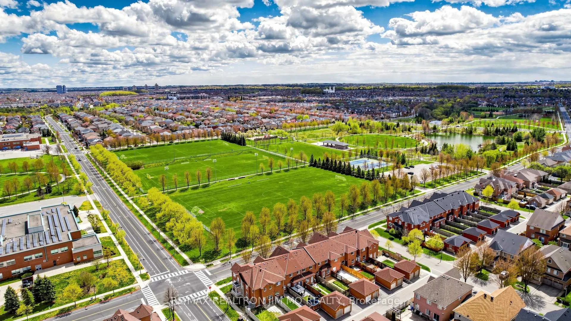 Photo 4 of 6 Majestic Drive, Markham, Berczy — HOMEH