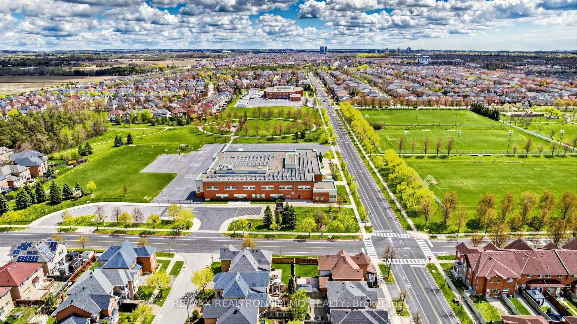 Photo 5 of 6 Majestic Drive, Markham, Berczy — HOMEH