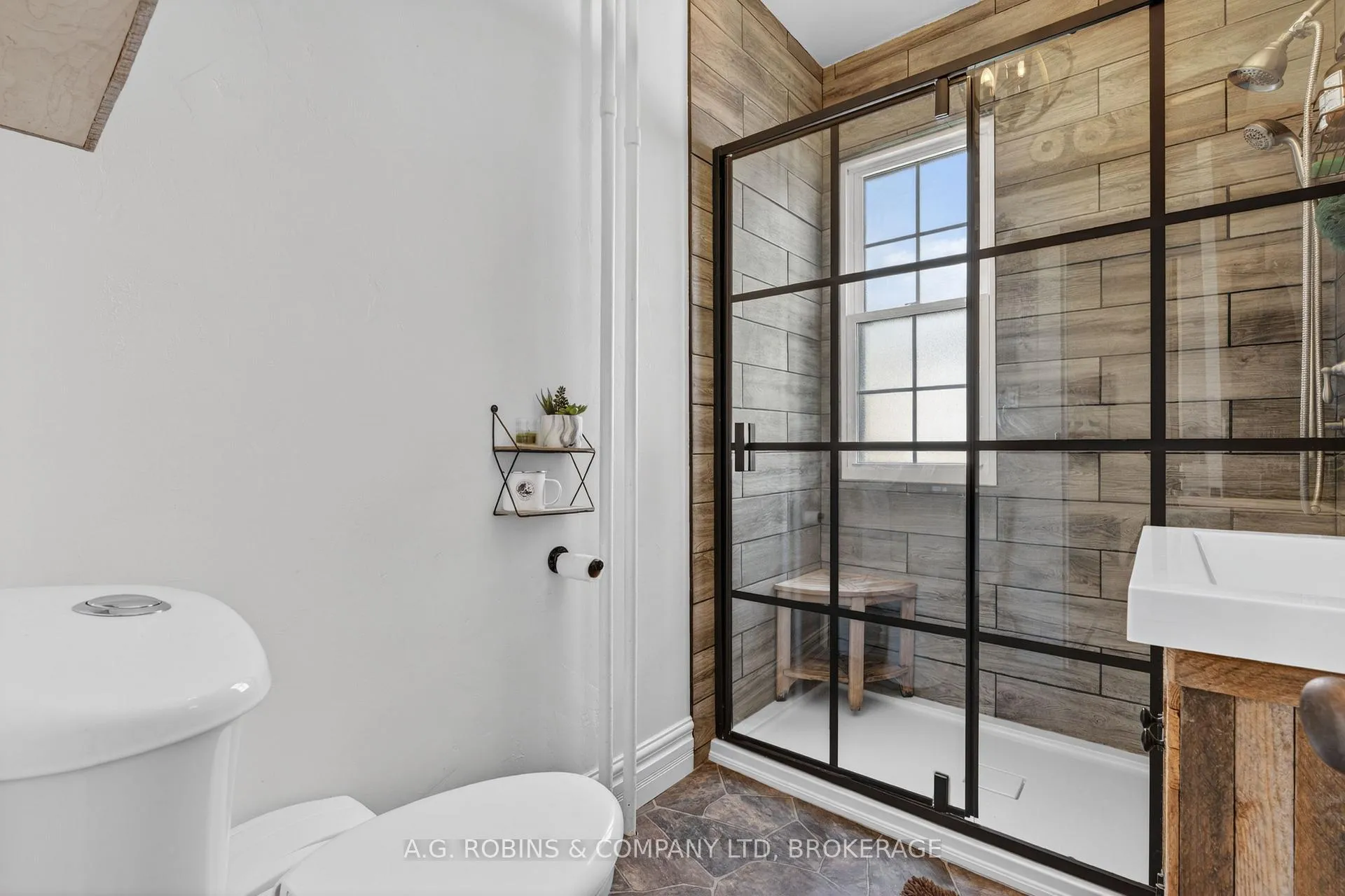 Photo 15 of 124 Catharine Street, Port Colborne, Sugarloaf — HOMEH