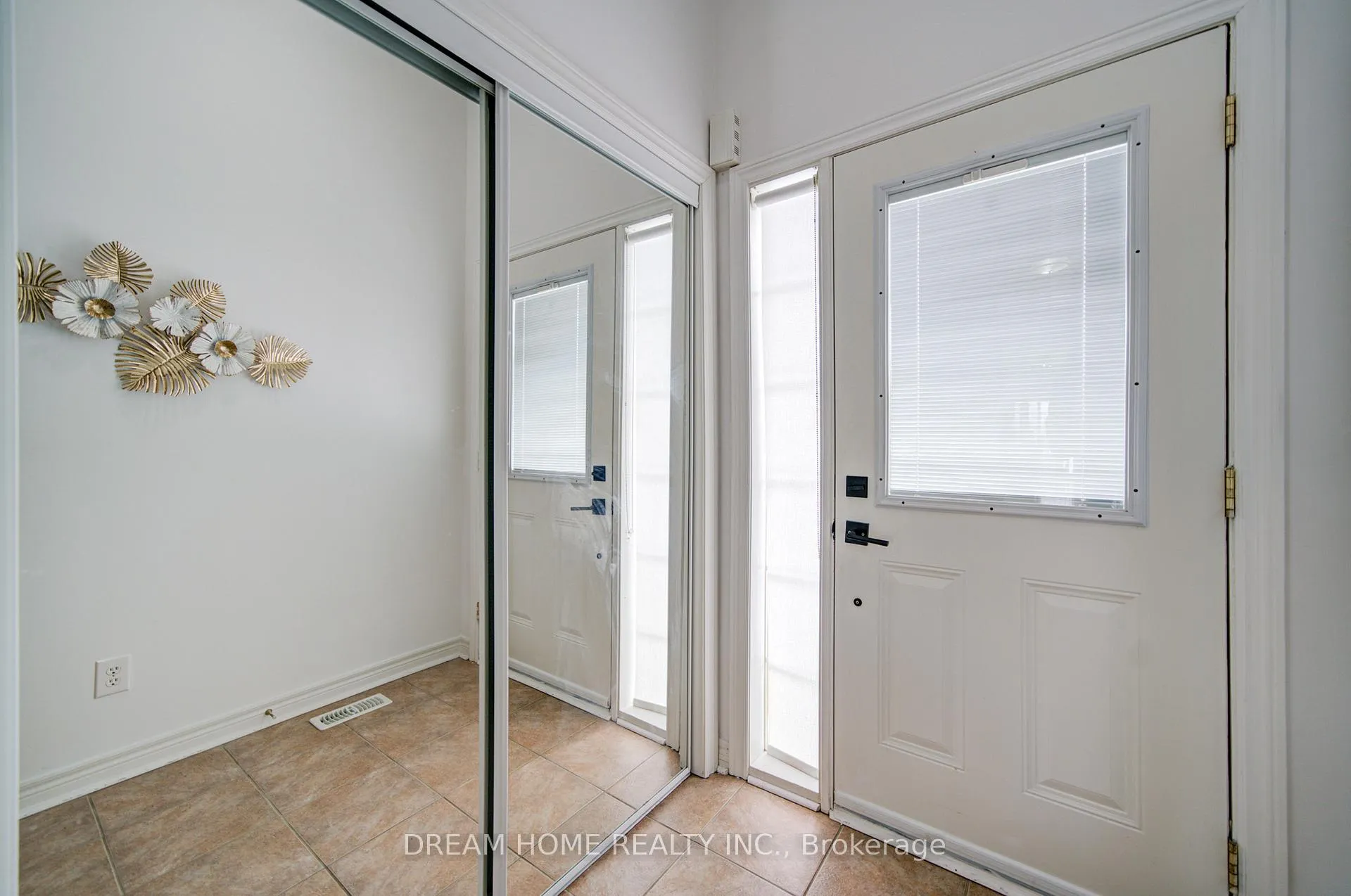 Photo 3 of 208 Tom Taylor Crescent, Newmarket, Summerhill Estates — HOMEH