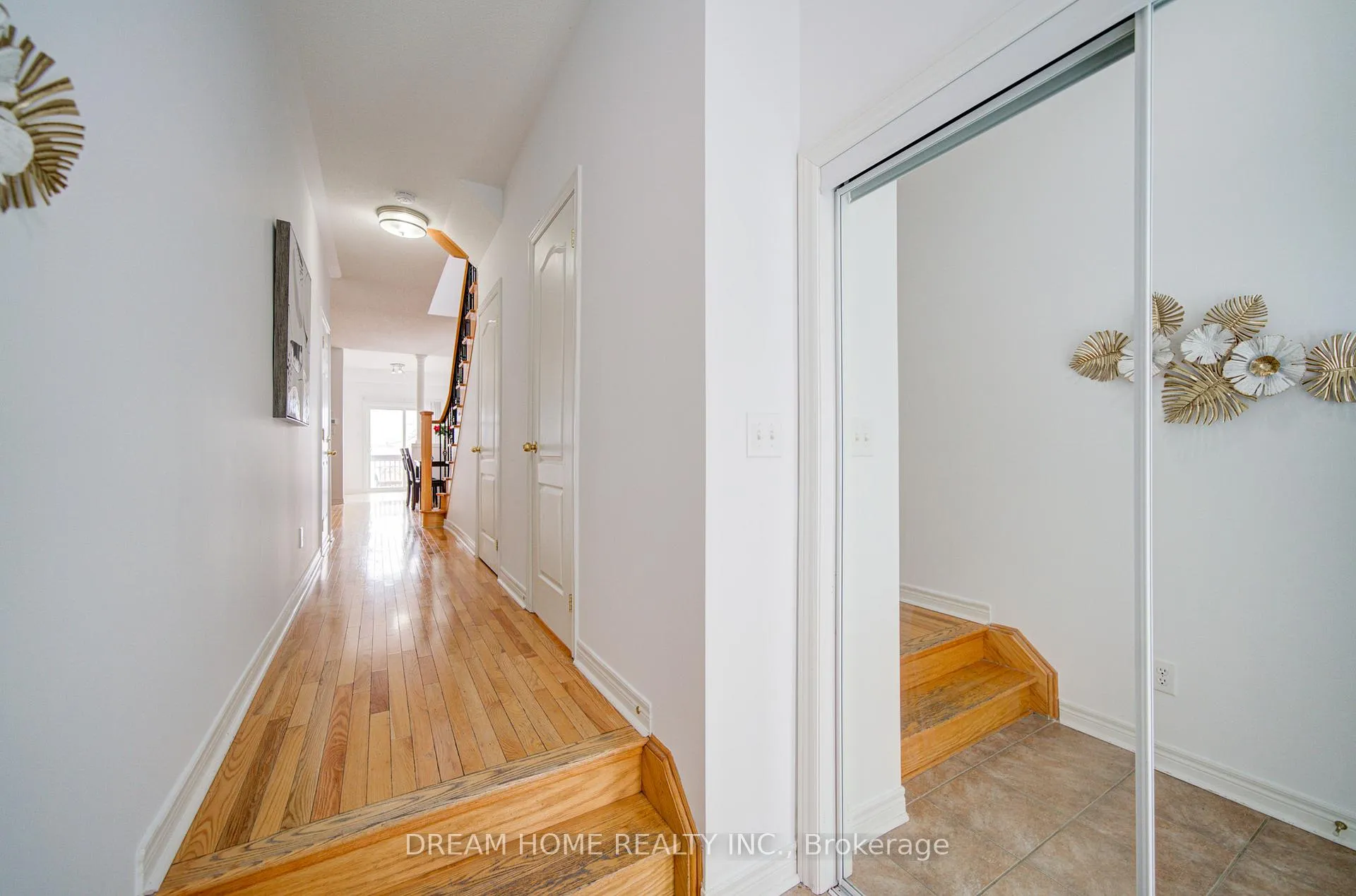 Photo 4 of 208 Tom Taylor Crescent, Newmarket, Summerhill Estates — HOMEH