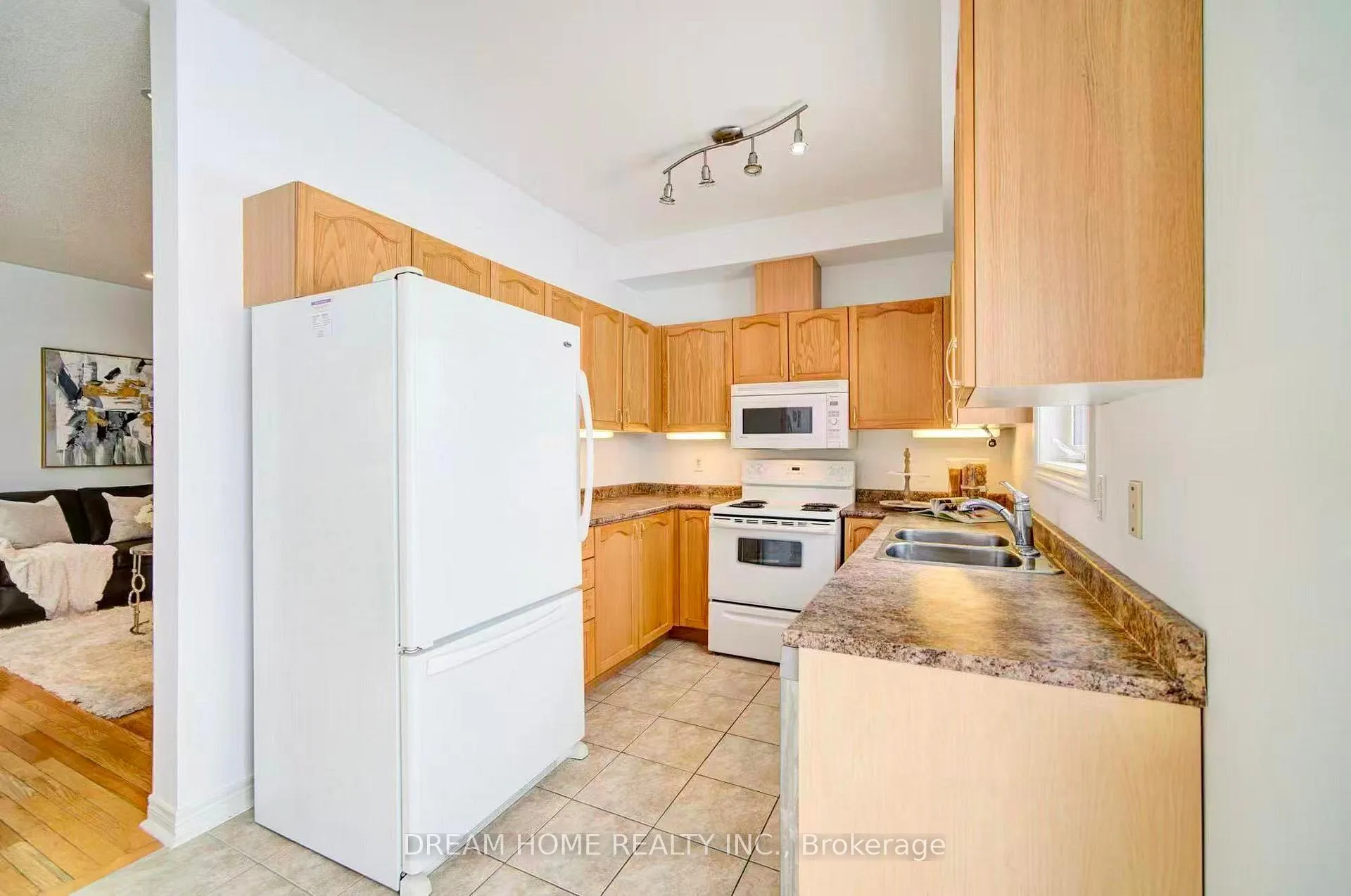 Photo 9 of 208 Tom Taylor Crescent, Newmarket, Summerhill Estates — HOMEH