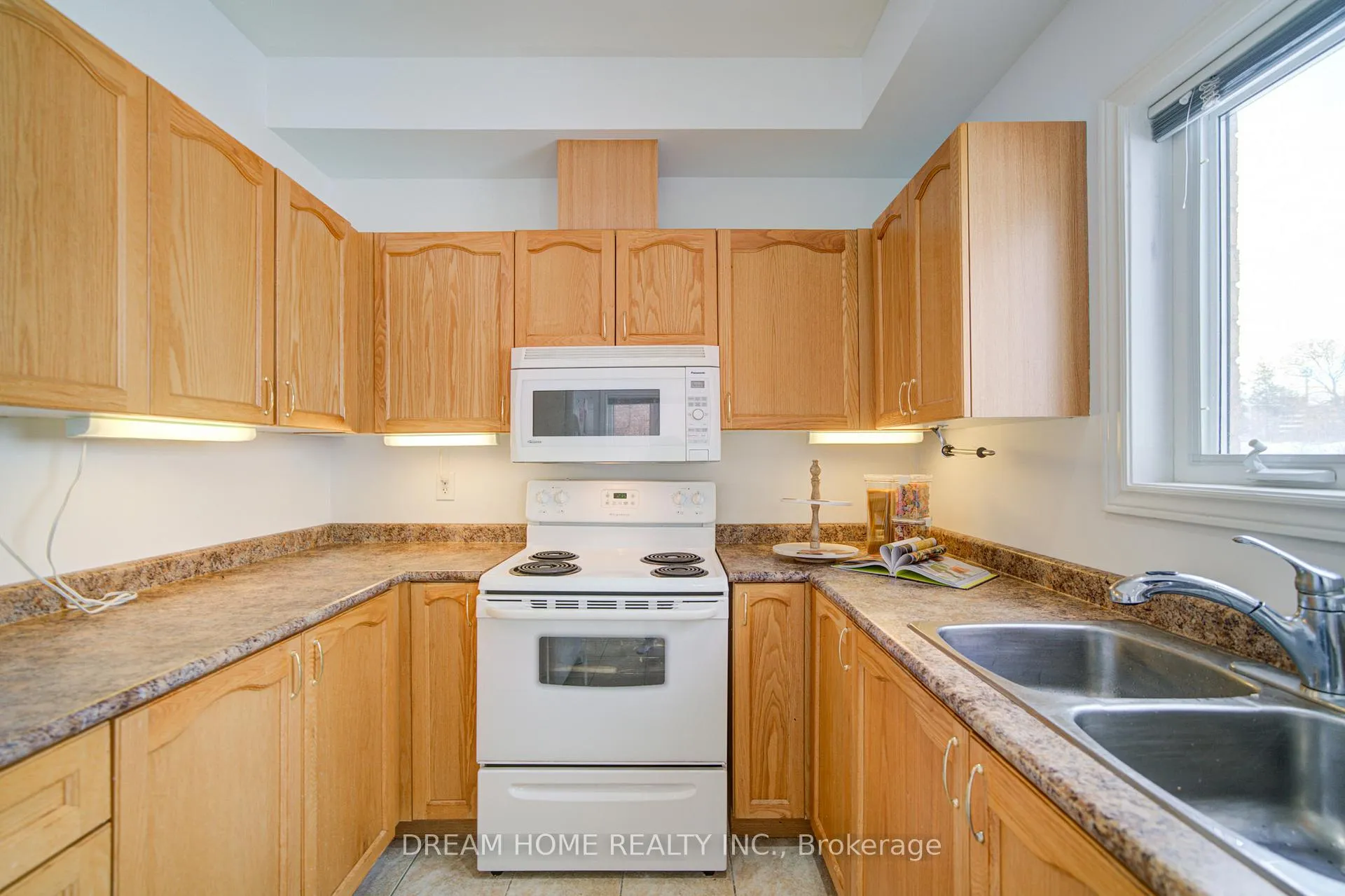Photo 10 of 208 Tom Taylor Crescent, Newmarket, Summerhill Estates — HOMEH