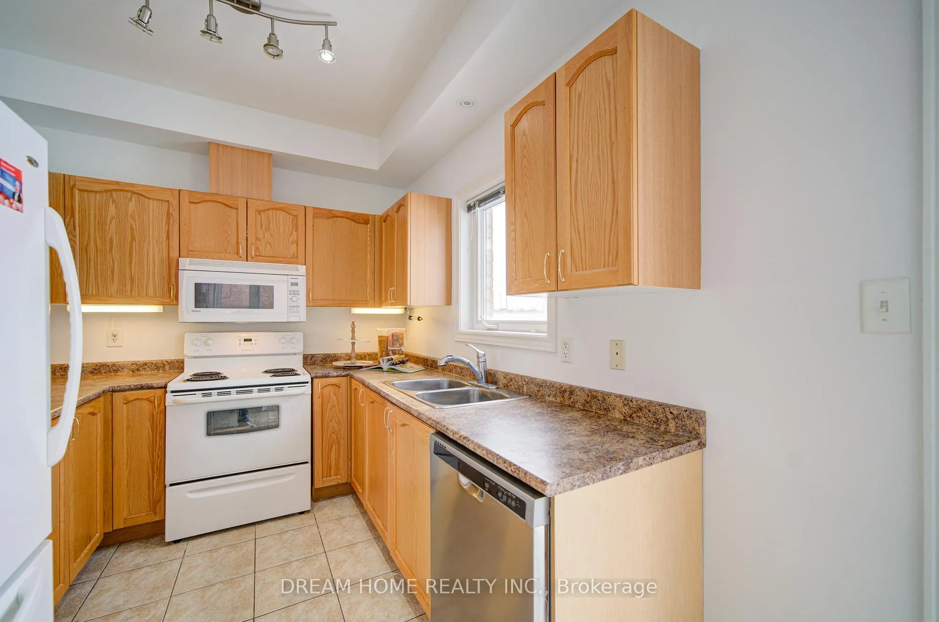 Photo 11 of 208 Tom Taylor Crescent, Newmarket, Summerhill Estates — HOMEH