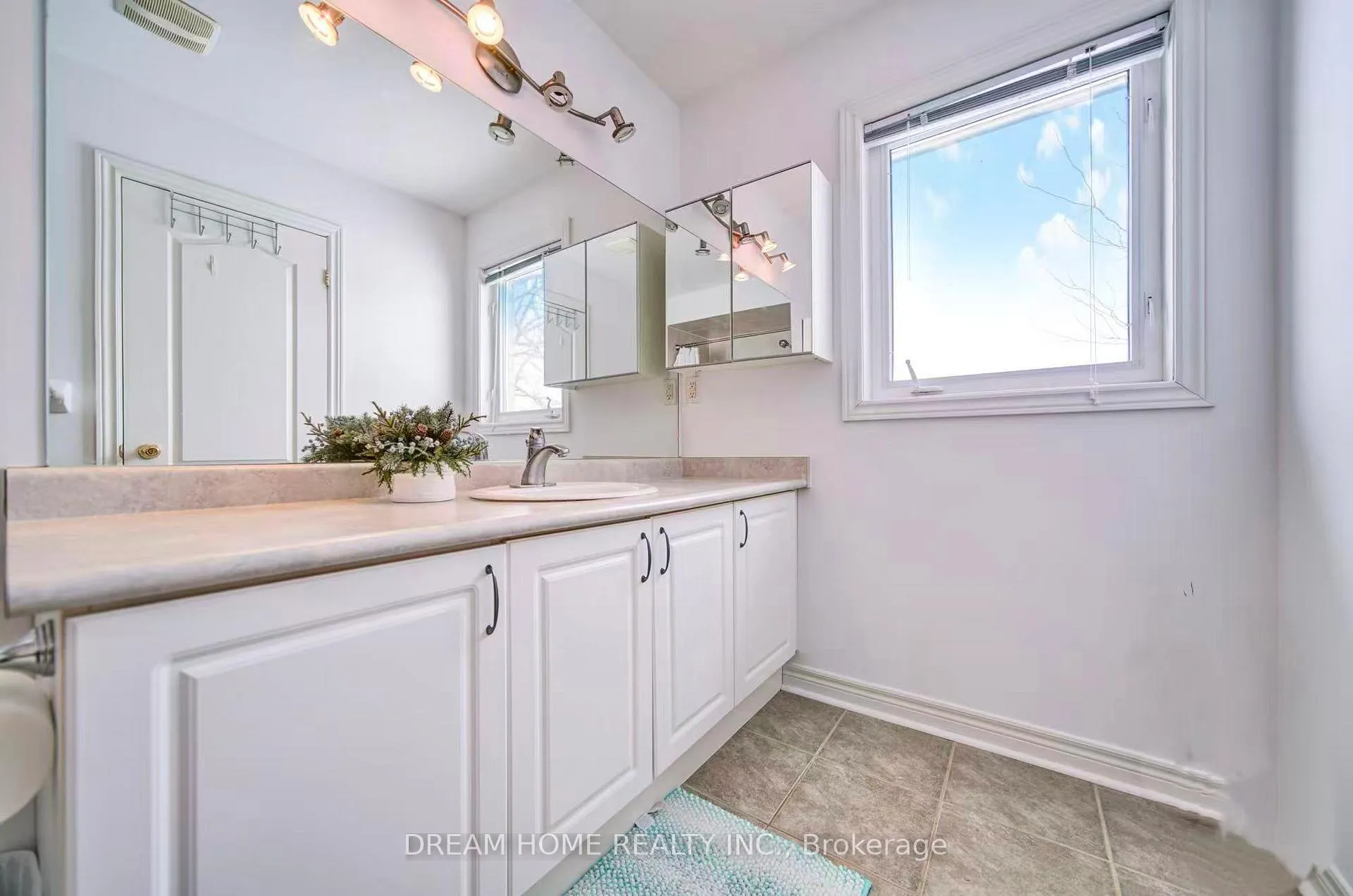 Photo 20 of 208 Tom Taylor Crescent, Newmarket, Summerhill Estates — HOMEH