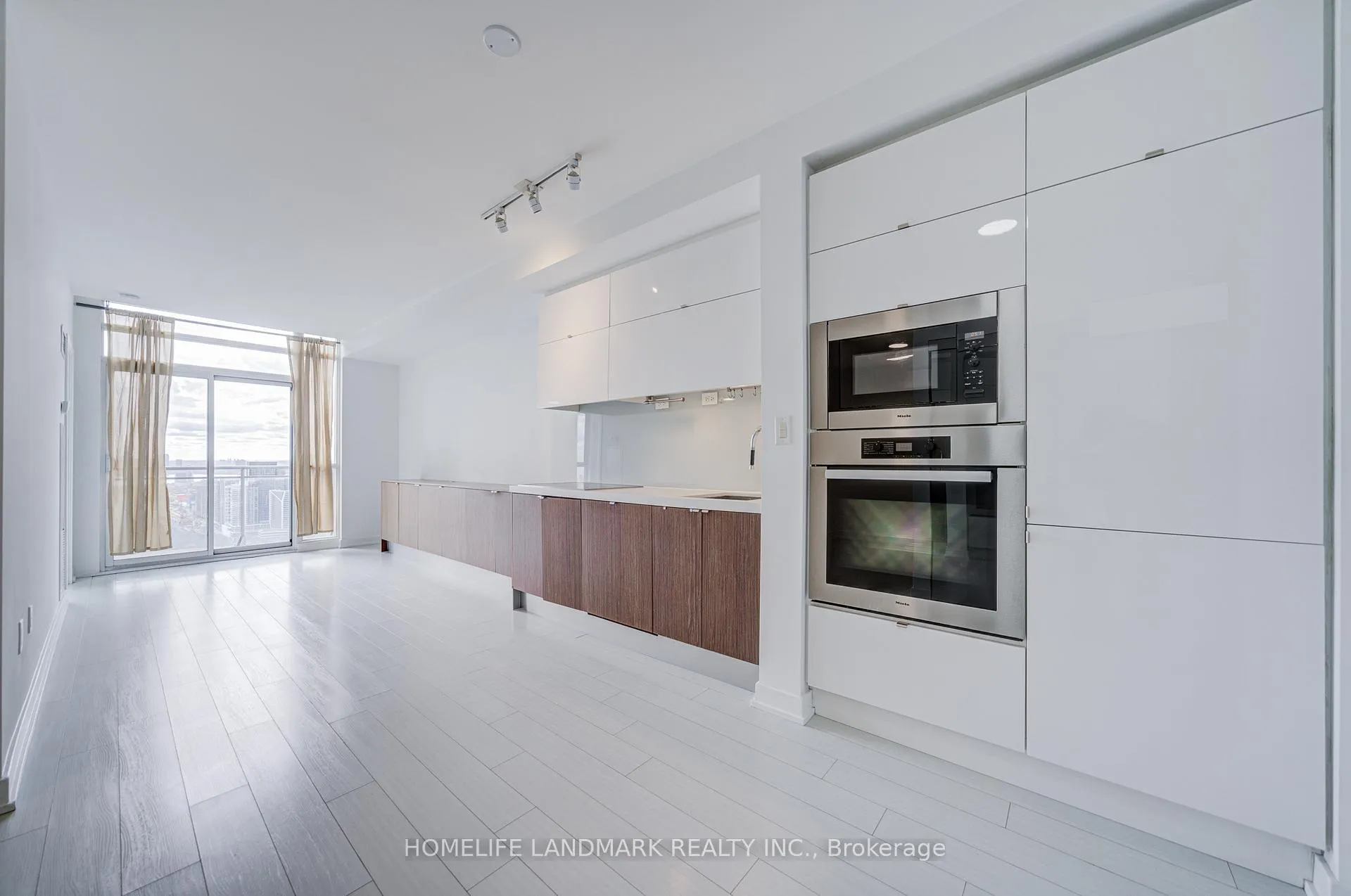 Photo 4 of Unit 4911, 21 Iceboat Terrace, Toronto, Waterfront Communities — HOMEH
