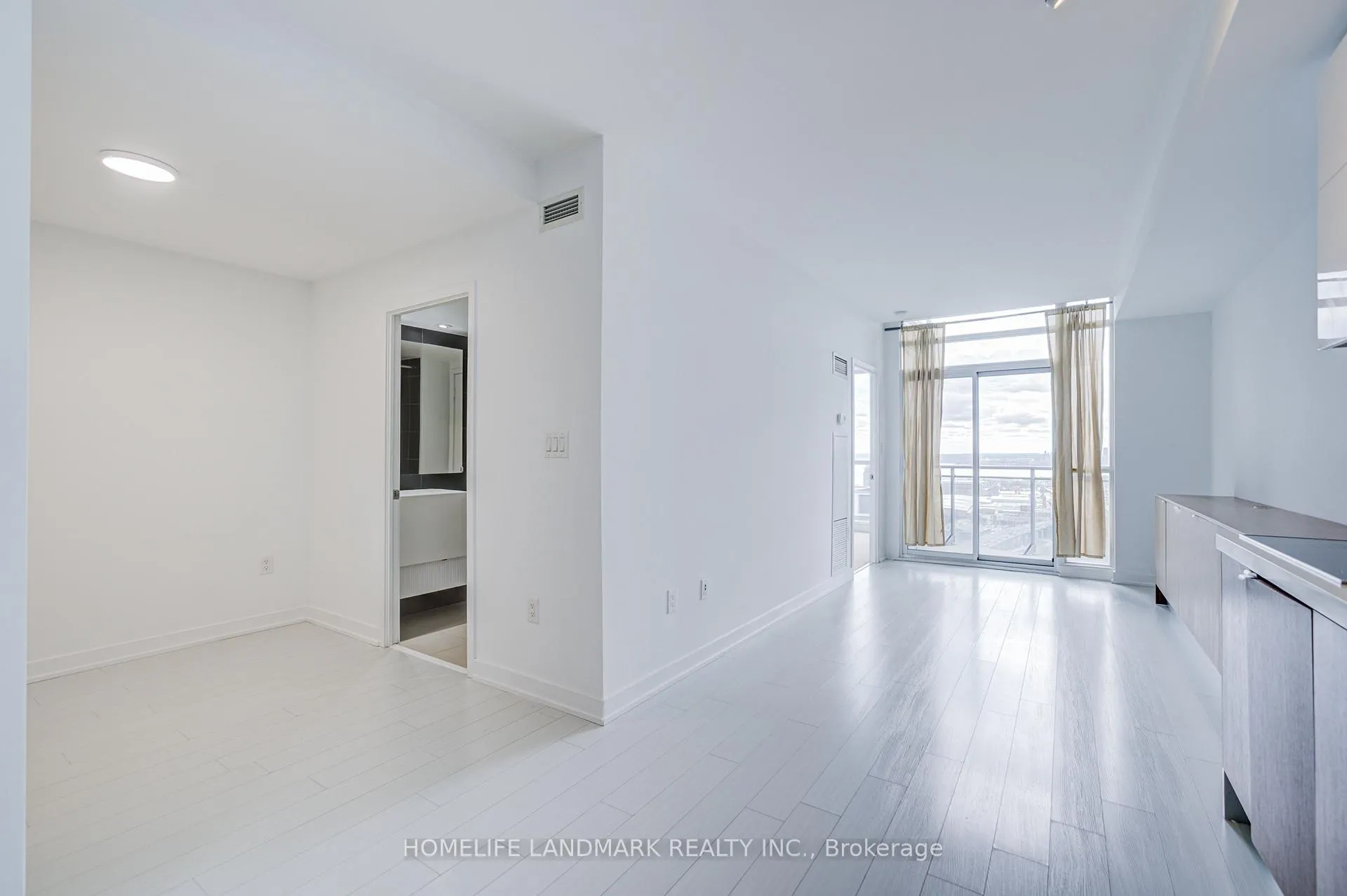 Photo 6 of Unit 4911, 21 Iceboat Terrace, Toronto, Waterfront Communities — HOMEH