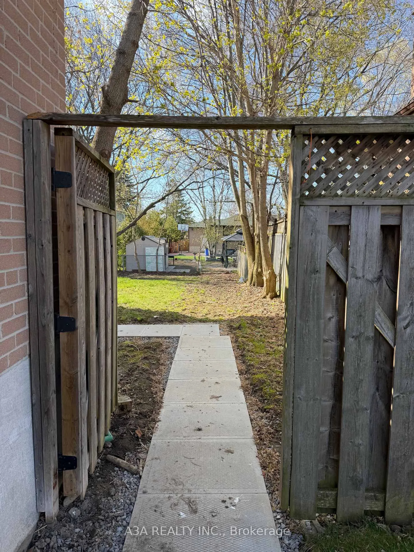 Photo 2 of Unit Basement, 5 Navan Crescent, Aurora, Aurora Heights — HOMEH