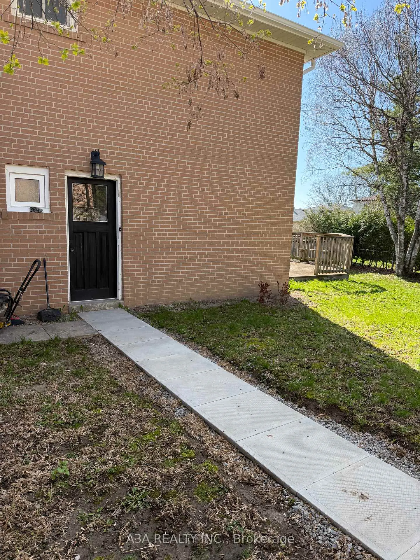 Photo 3 of Unit Basement, 5 Navan Crescent, Aurora, Aurora Heights — HOMEH