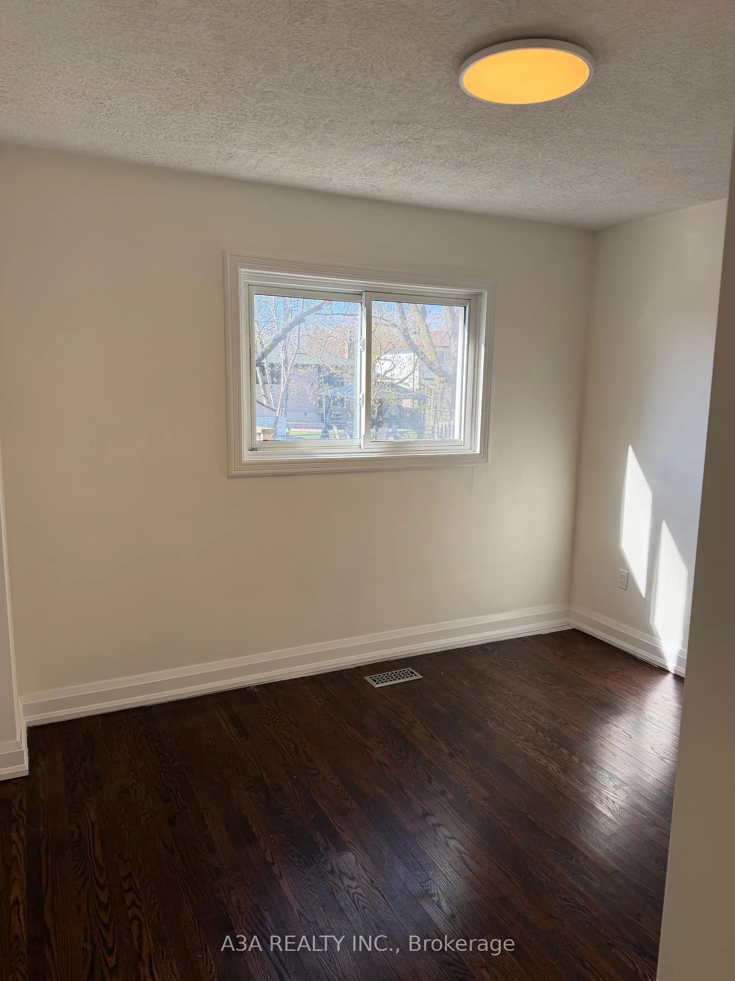 Photo 5 of Unit Basement, 5 Navan Crescent, Aurora, Aurora Heights — HOMEH
