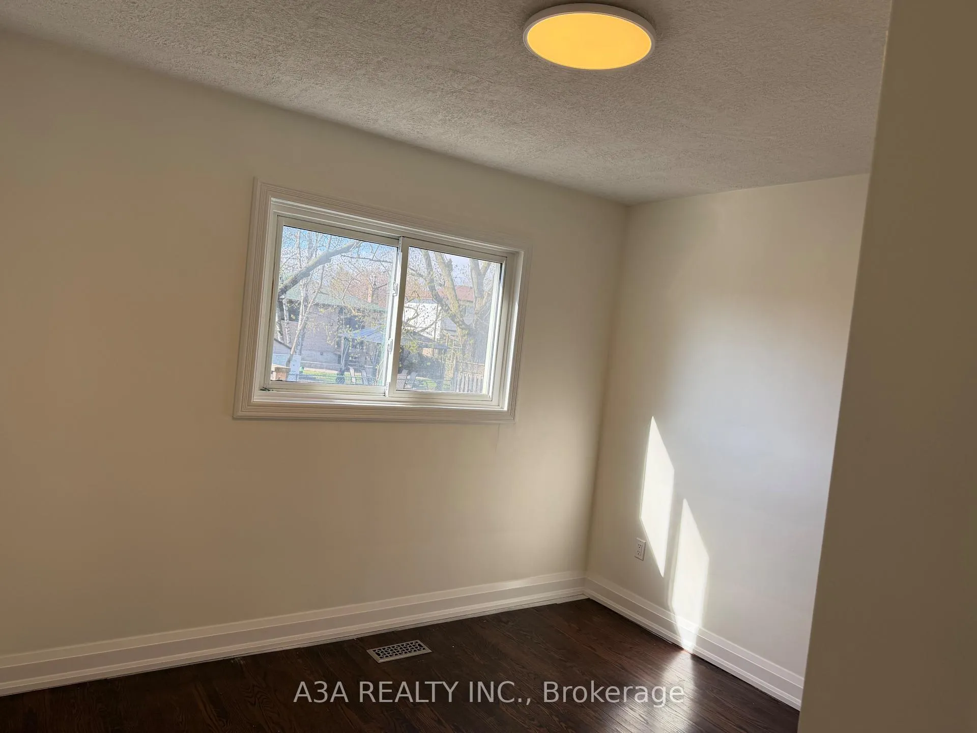 Photo 6 of Unit Basement, 5 Navan Crescent, Aurora, Aurora Heights — HOMEH