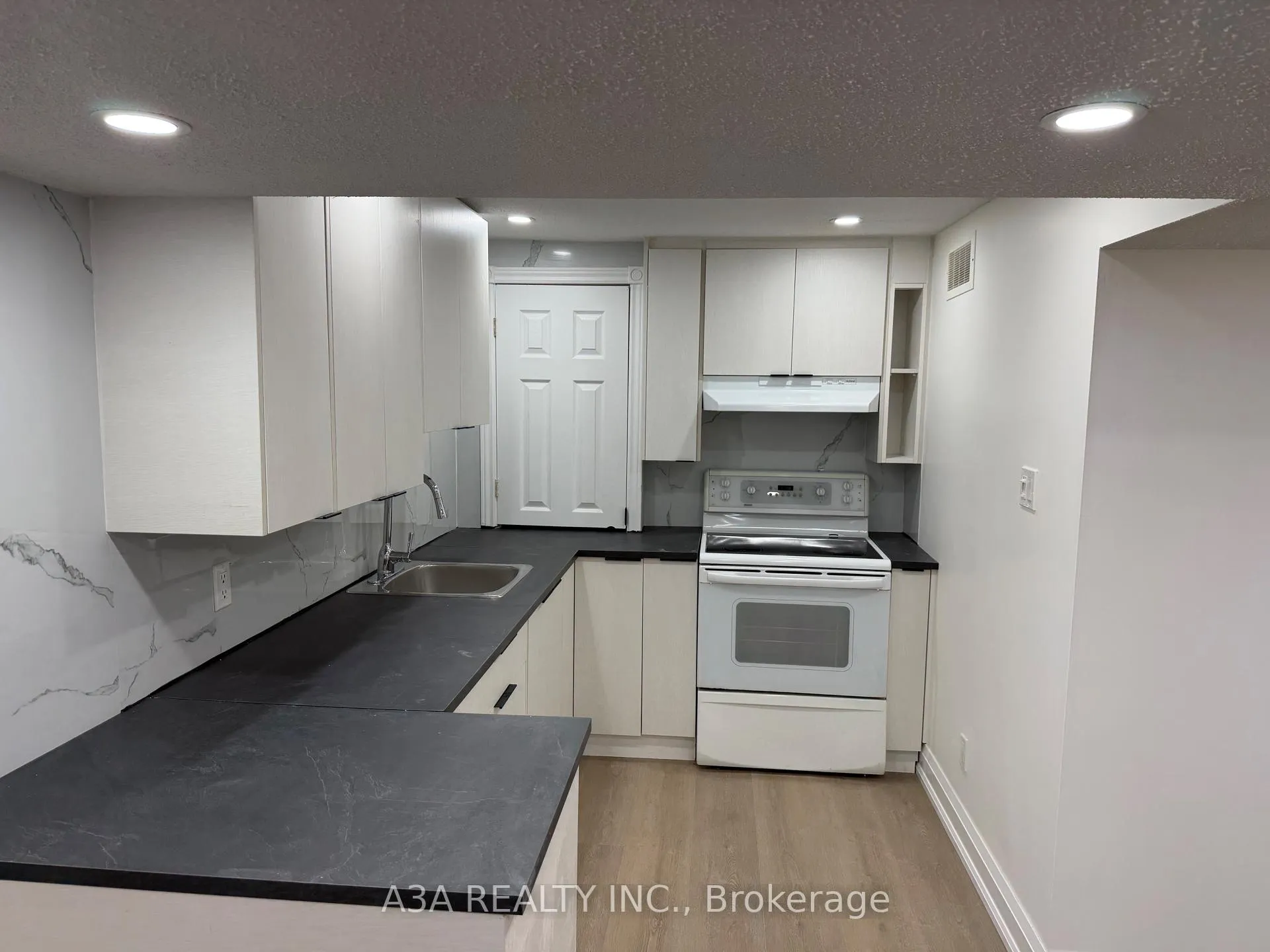 Photo 13 of Unit Basement, 5 Navan Crescent, Aurora, Aurora Heights — HOMEH