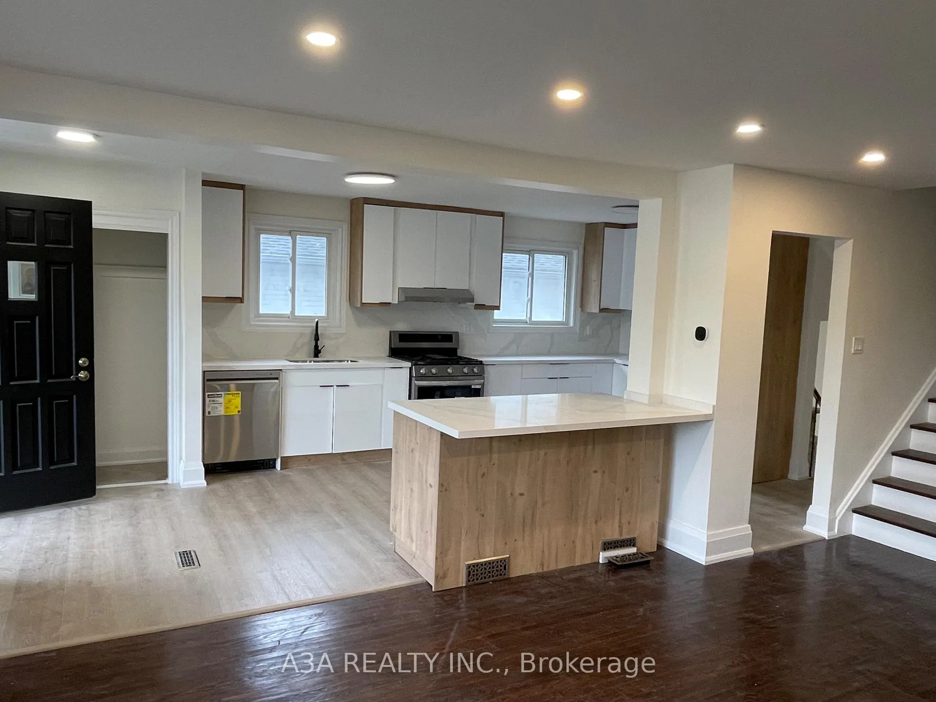 Photo 2 of Unit Main, 5 Navan Crescent, Aurora, Aurora Heights — HOMEH