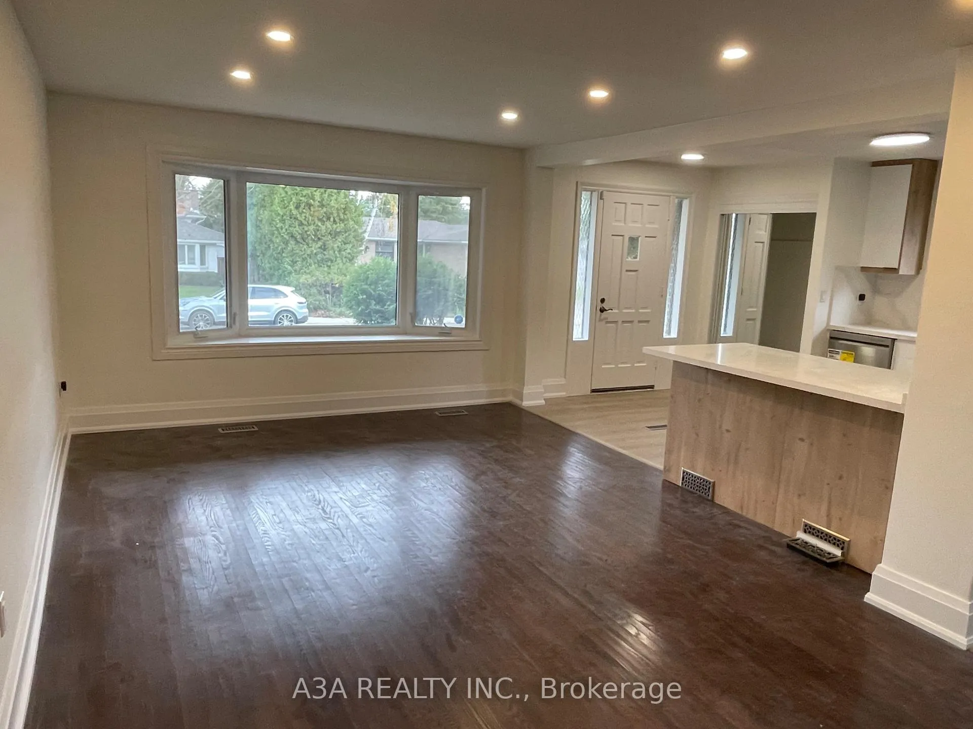 Photo 3 of Unit Main, 5 Navan Crescent, Aurora, Aurora Heights — HOMEH