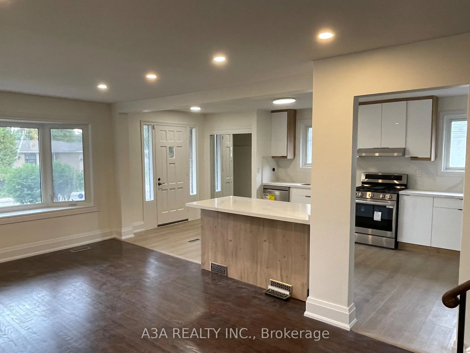 Photo 4 of Unit Main, 5 Navan Crescent, Aurora, Aurora Heights — HOMEH