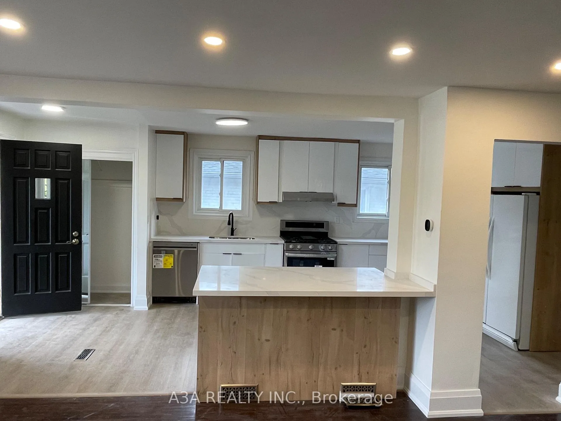 Photo 5 of Unit Main, 5 Navan Crescent, Aurora, Aurora Heights — HOMEH