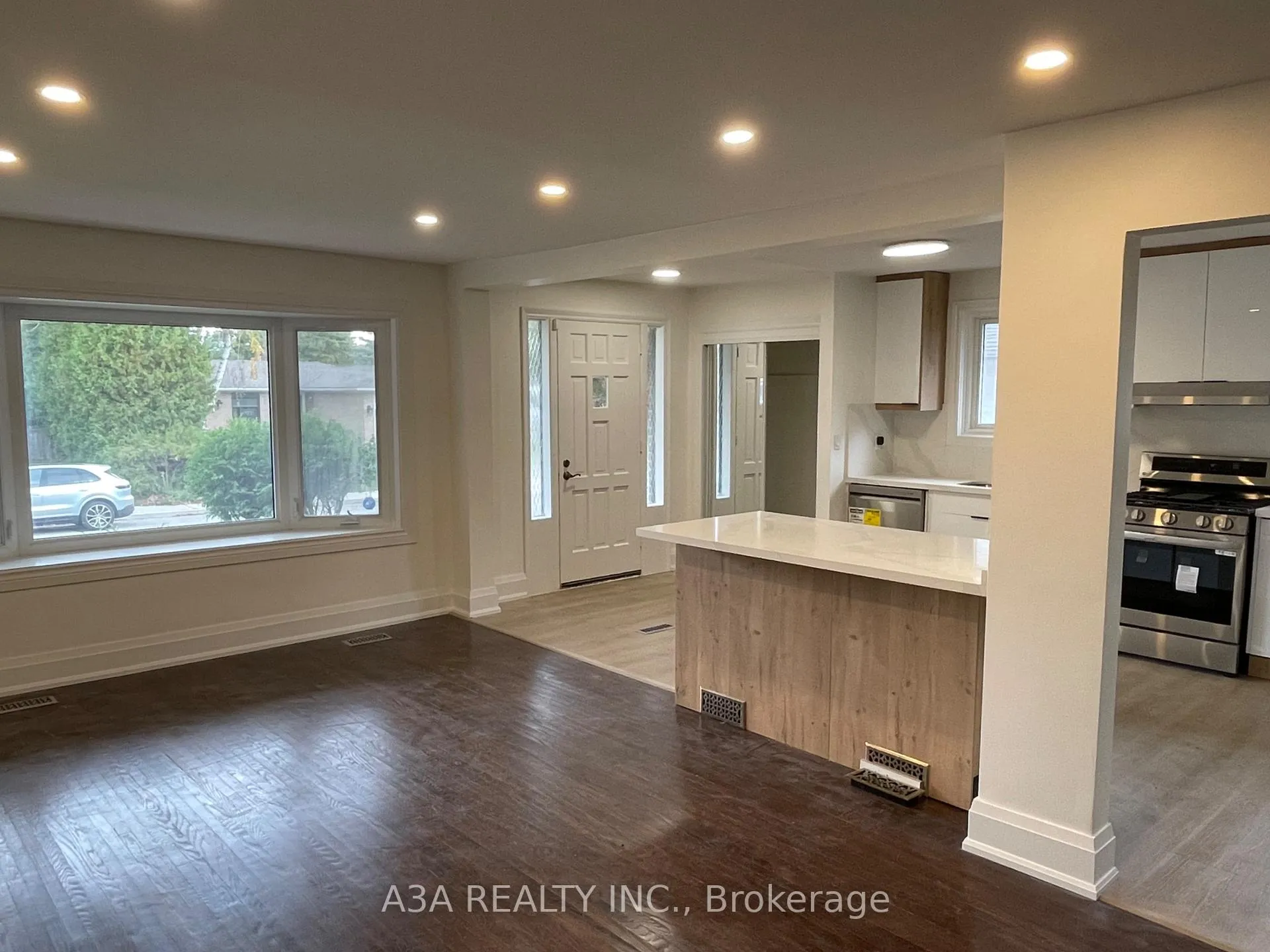Photo 6 of Unit Main, 5 Navan Crescent, Aurora, Aurora Heights — HOMEH