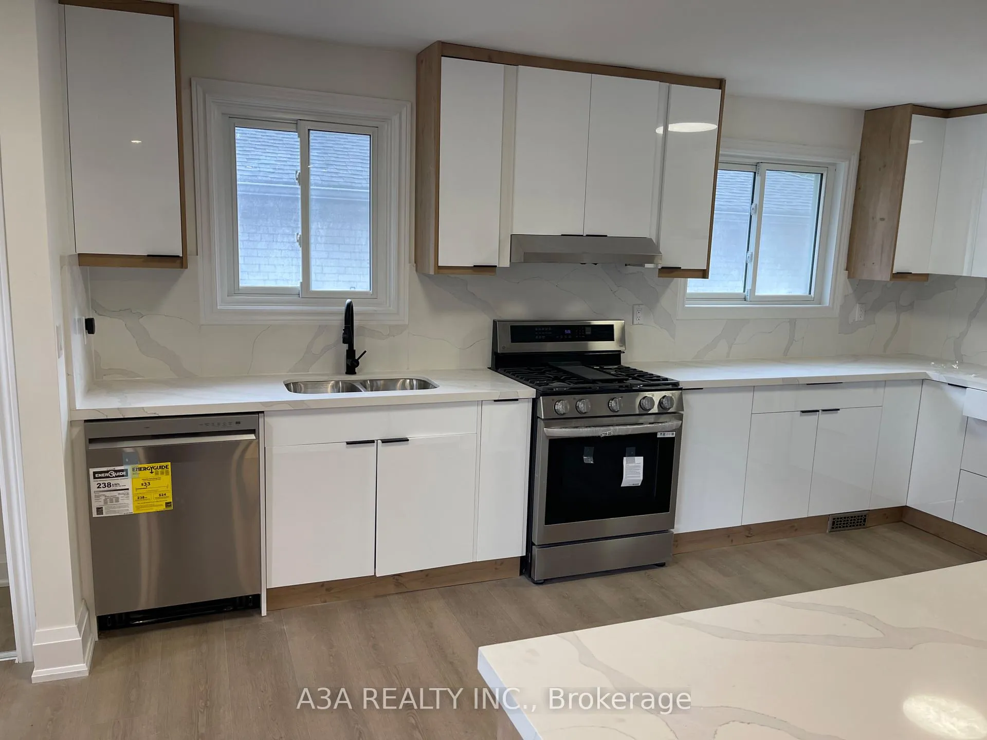 Photo 7 of Unit Main, 5 Navan Crescent, Aurora, Aurora Heights — HOMEH