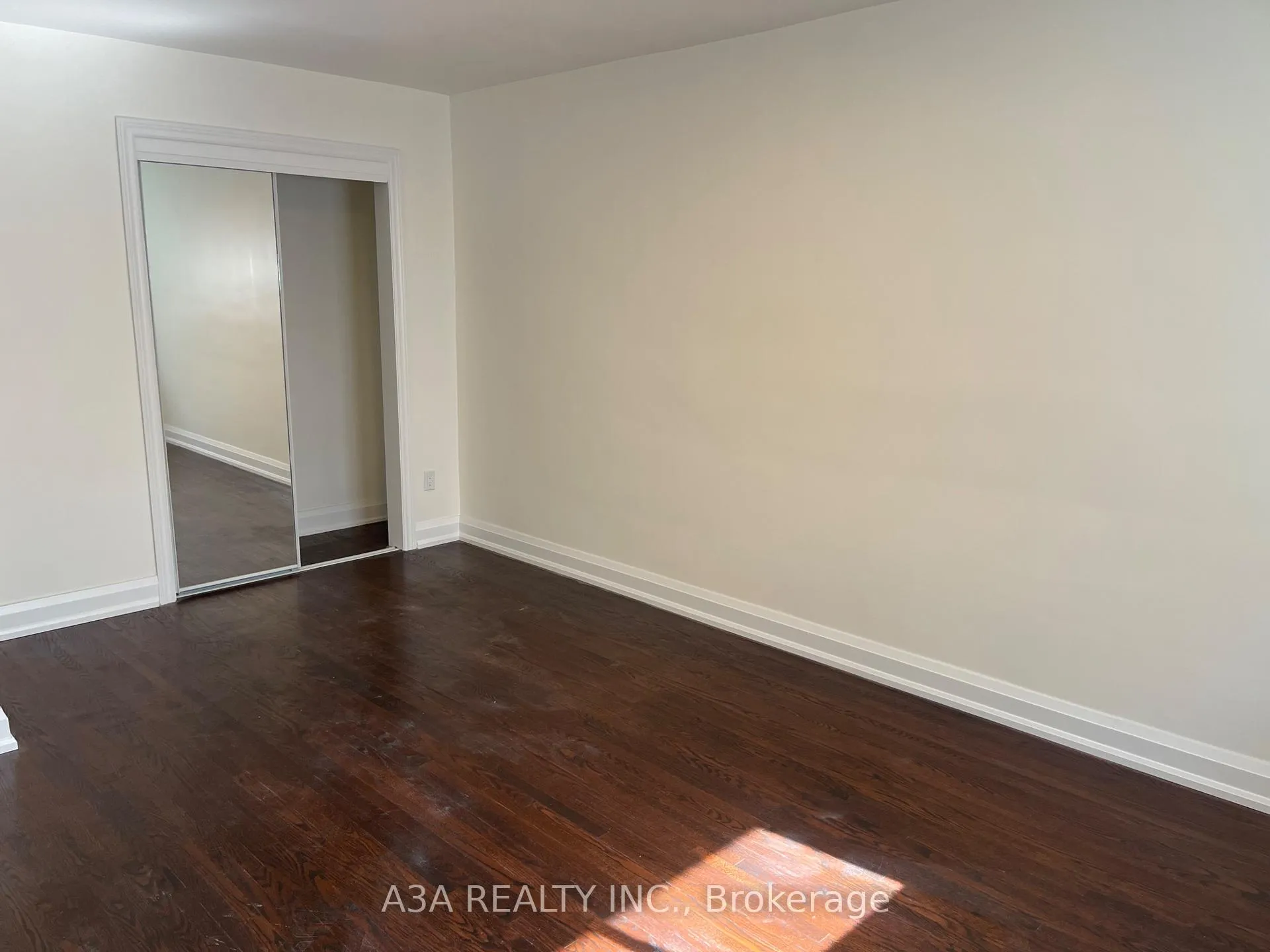 Photo 9 of Unit Main, 5 Navan Crescent, Aurora, Aurora Heights — HOMEH