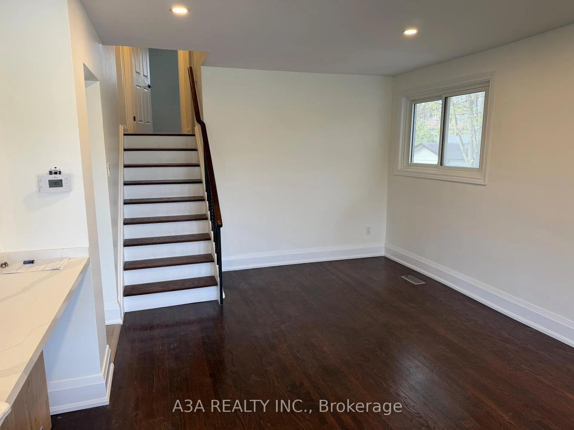 Photo 10 of Unit Main, 5 Navan Crescent, Aurora, Aurora Heights — HOMEH