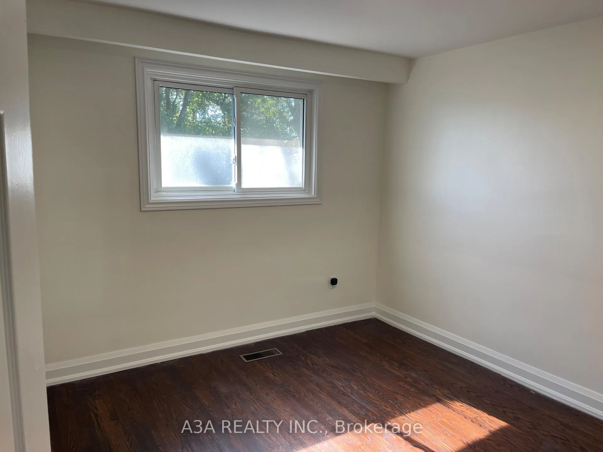 Photo 11 of Unit Main, 5 Navan Crescent, Aurora, Aurora Heights — HOMEH