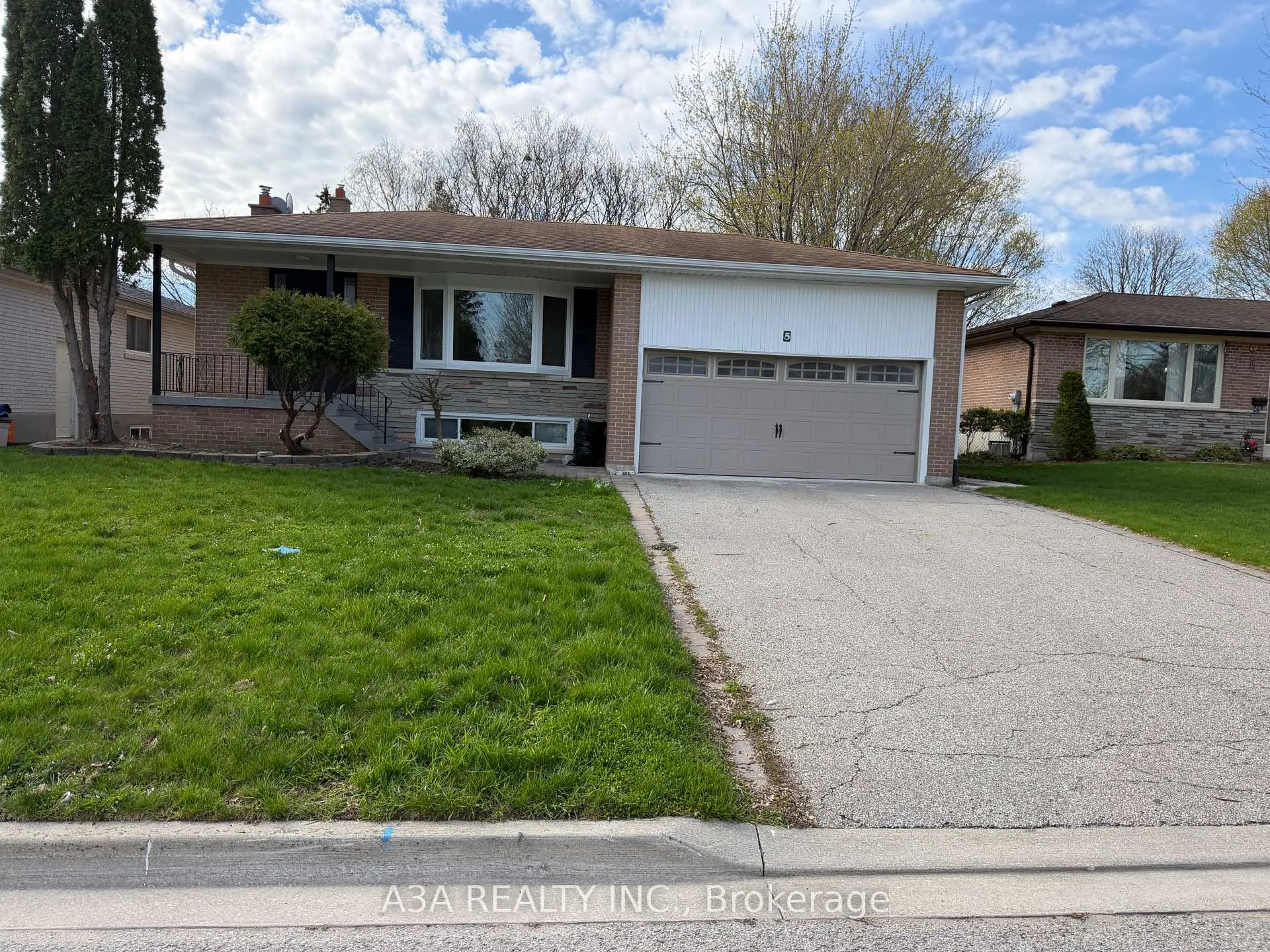 Photo 17 of Unit Main, 5 Navan Crescent, Aurora, Aurora Heights — HOMEH
