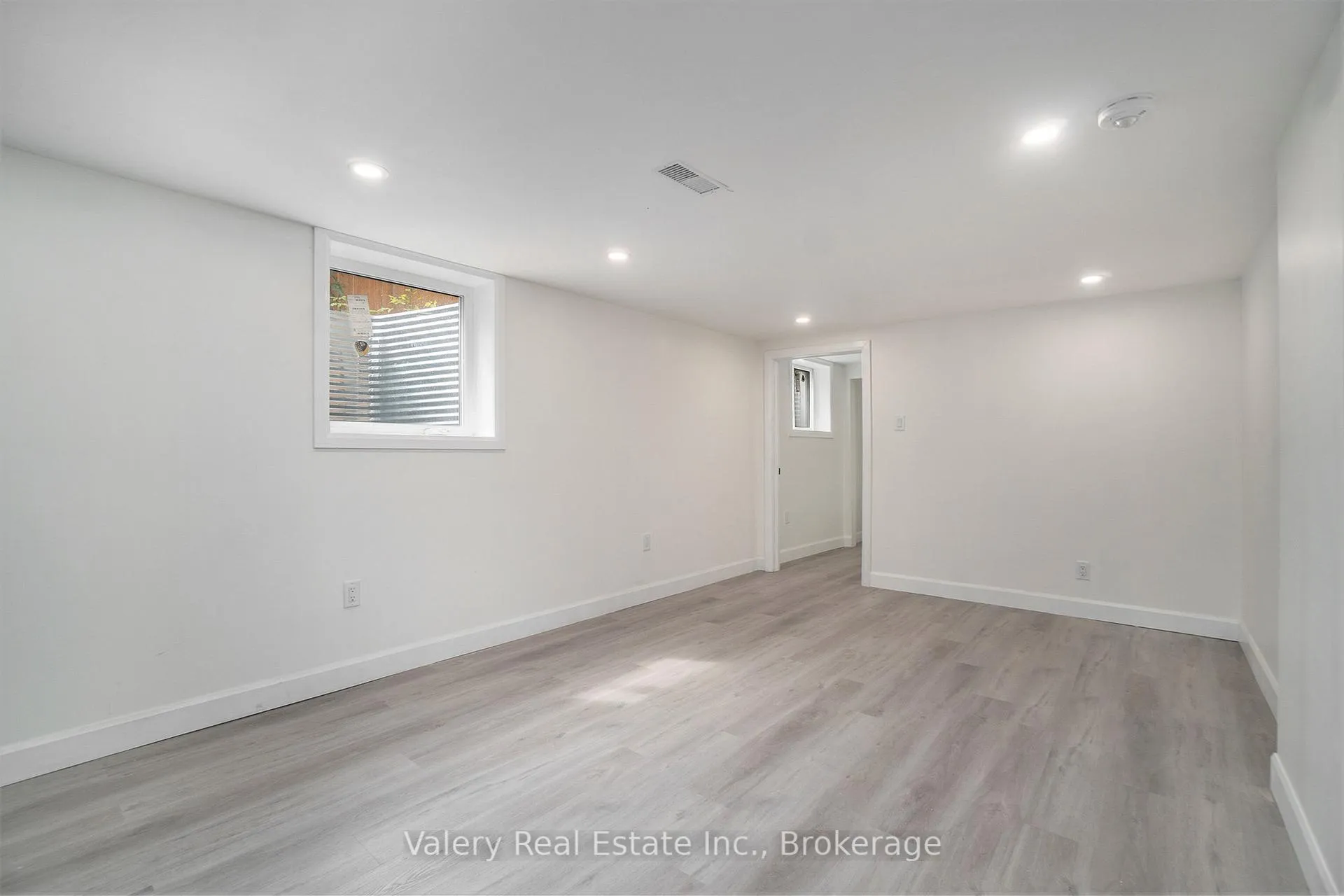 Photo 4 of Unit B, 1391 Sault Street, Ottawa, Bilberry Creek/Queenswood Heights — HOMEH
