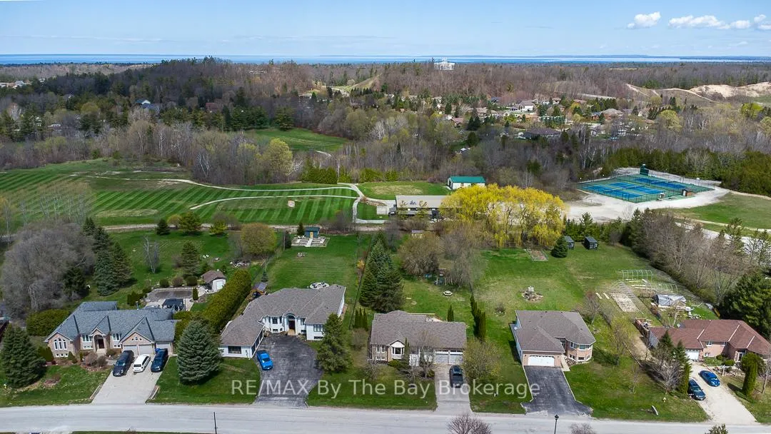 Photo 4 of 10 Lamont Creek Drive, Wasaga Beach — HOMEH