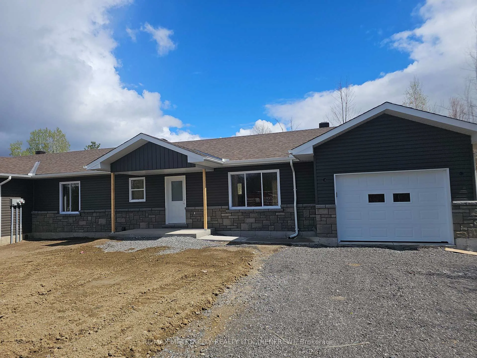 Photo 2 of Unit A, 321A Usborne Street, McNab/Braeside, Mcnab/Braeside Twps — HOMEH