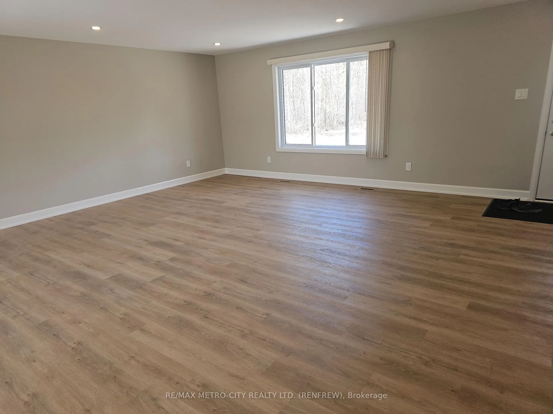 Photo 6 of Unit A, 321A Usborne Street, McNab/Braeside, Mcnab/Braeside Twps — HOMEH