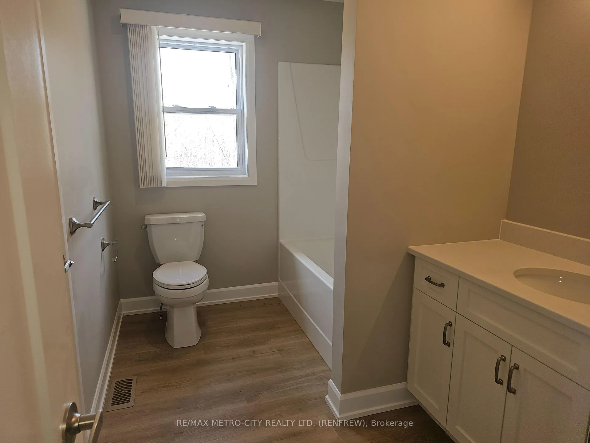 Photo 8 of Unit A, 321A Usborne Street, McNab/Braeside, Mcnab/Braeside Twps — HOMEH