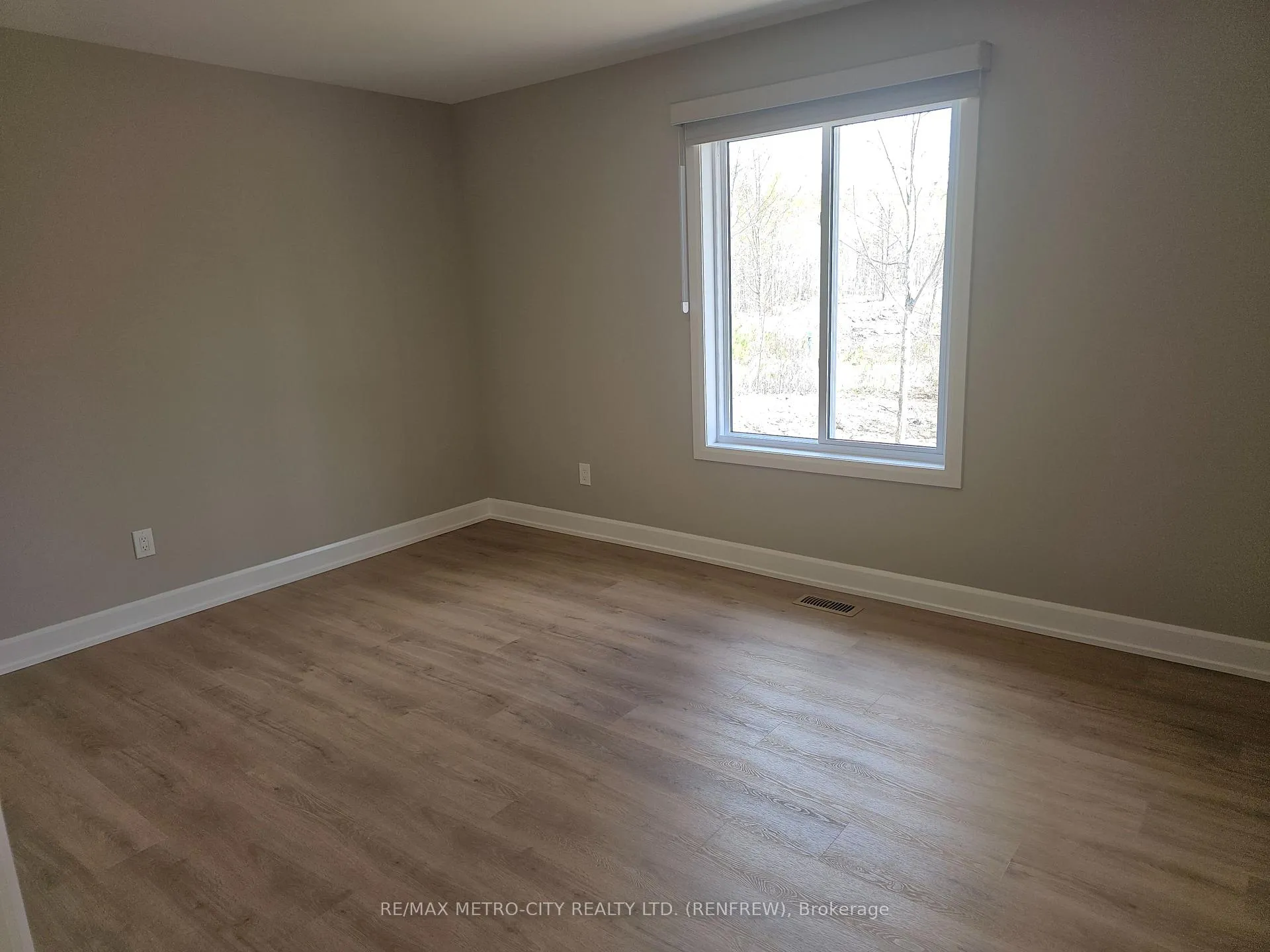 Photo 10 of Unit A, 321A Usborne Street, McNab/Braeside, Mcnab/Braeside Twps — HOMEH