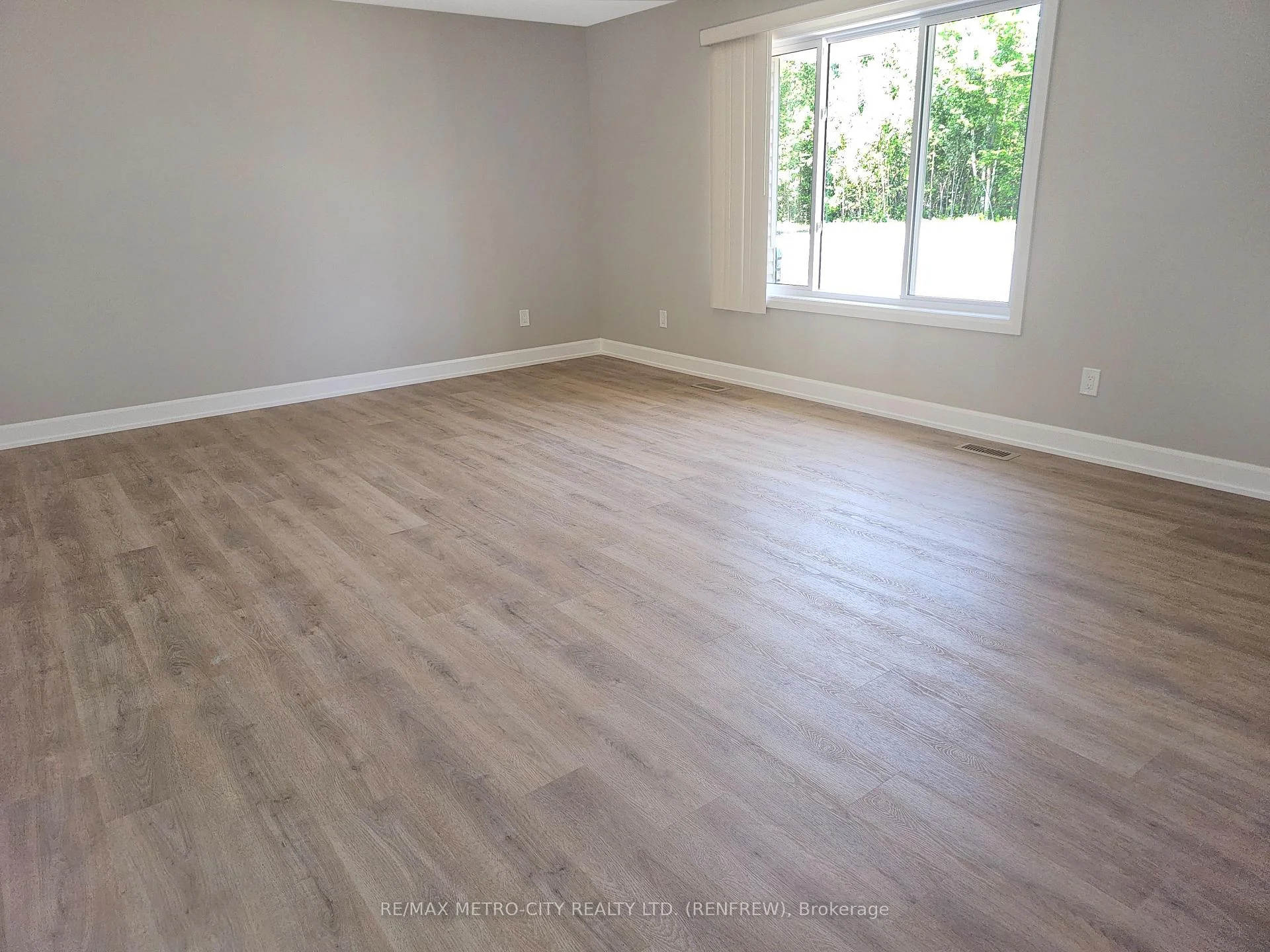 Photo 5 of Unit A, 321A Usborne Street, McNab/Braeside, Mcnab/Braeside Twps — HOMEH