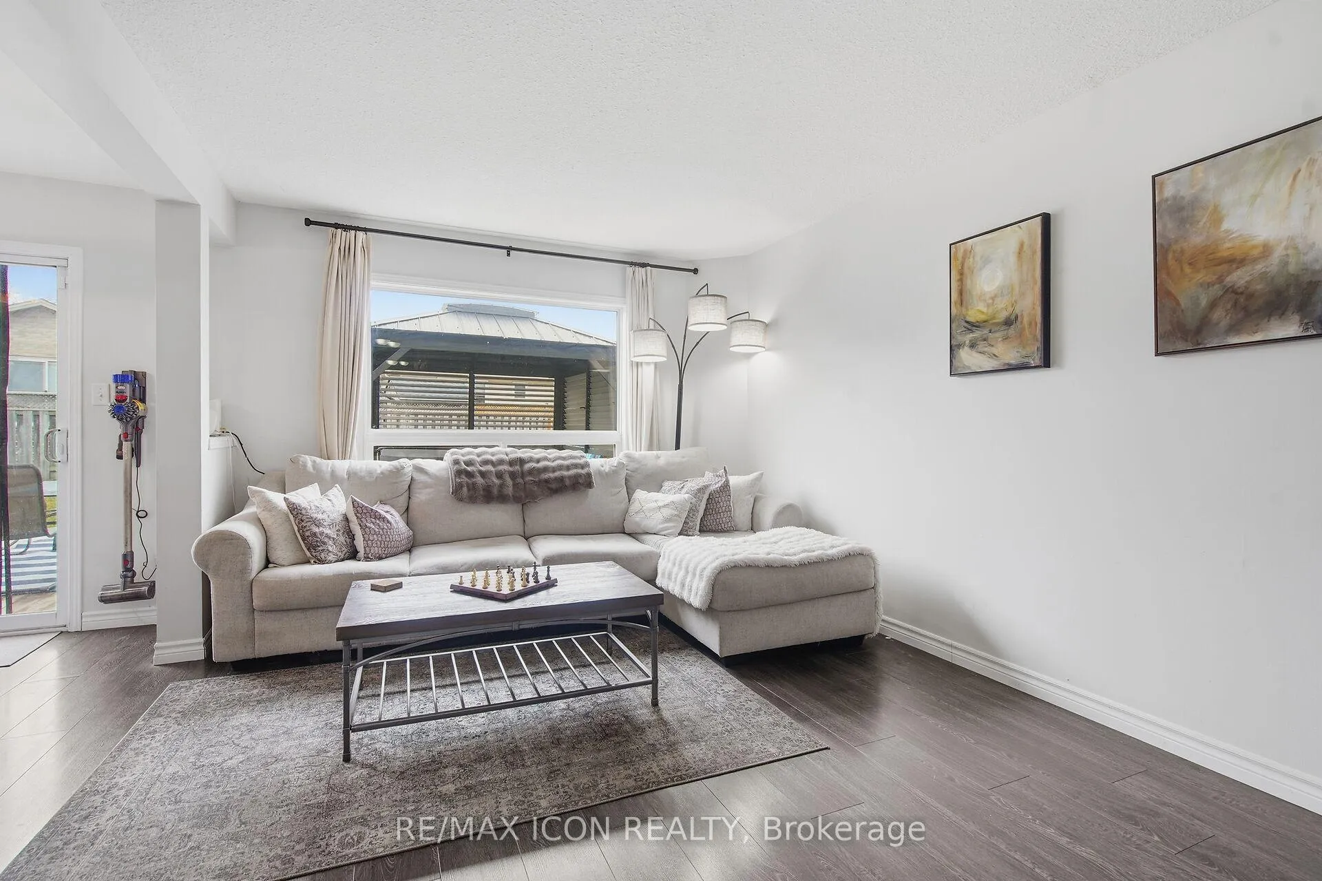 Photo 6 of 583 Fieldgate Circle, London, East I — HOMEH
