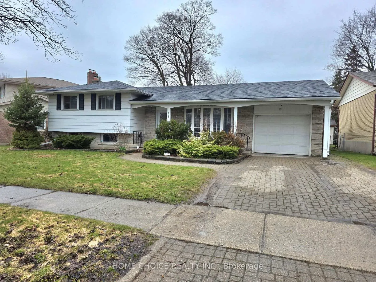 Photo 3 of 130 Champlain Crescent, Kitchener, Heritage Park - Kitchener — HOMEH
