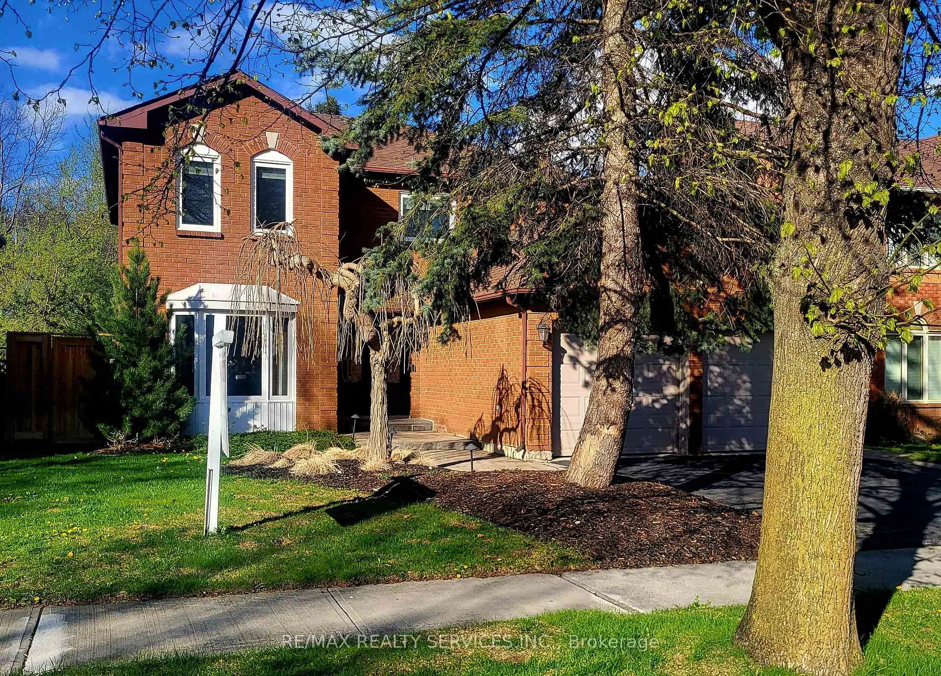 Front of 28 Chickadee Crescent