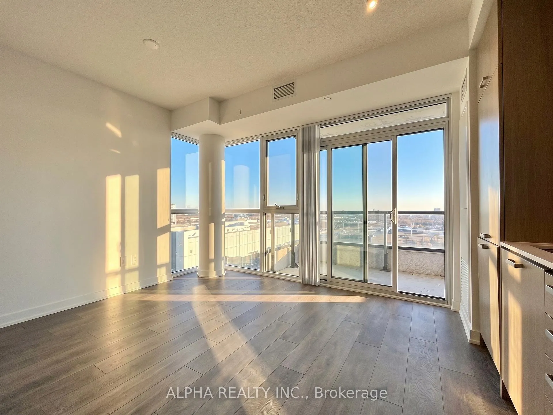 Photo 4 of Unit 2009, 38 Honeycrisp Crescent, Vaughan, Vaughan Corporate Centre — HOMEH