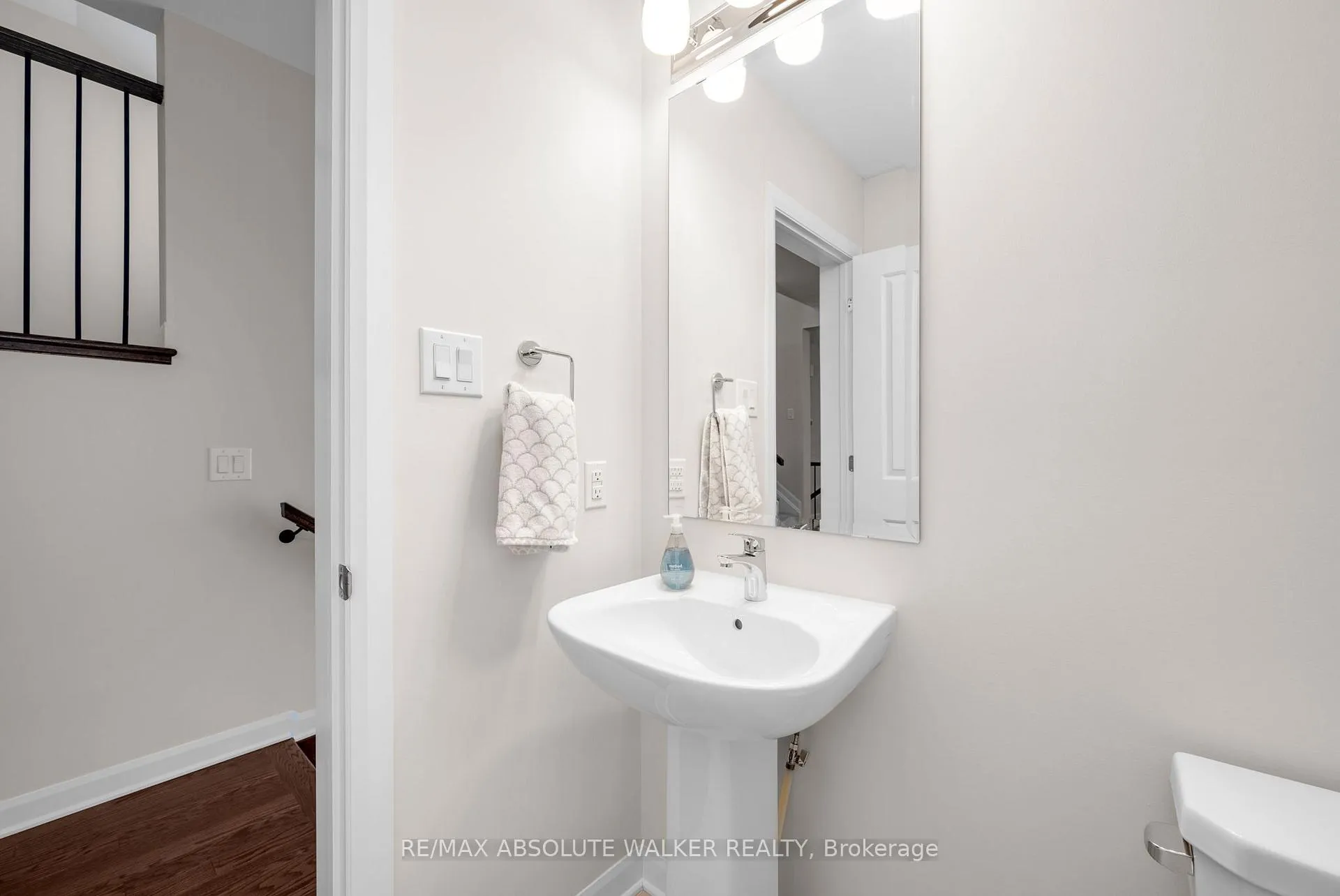 Photo 18 of 529 Anchor Circle, Ottawa, Mahogany Community — HOMEH