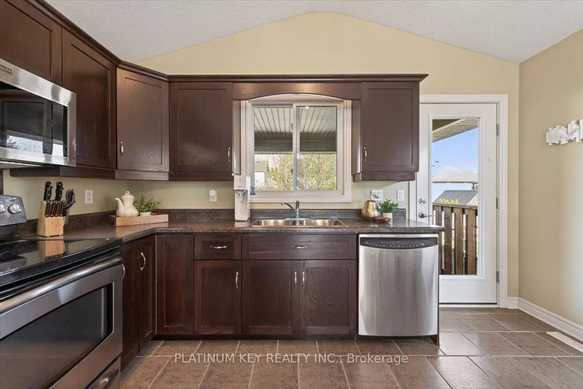 Photo 8 of 531 Darcy Drive, Strathroy-Caradoc, NE — HOMEH