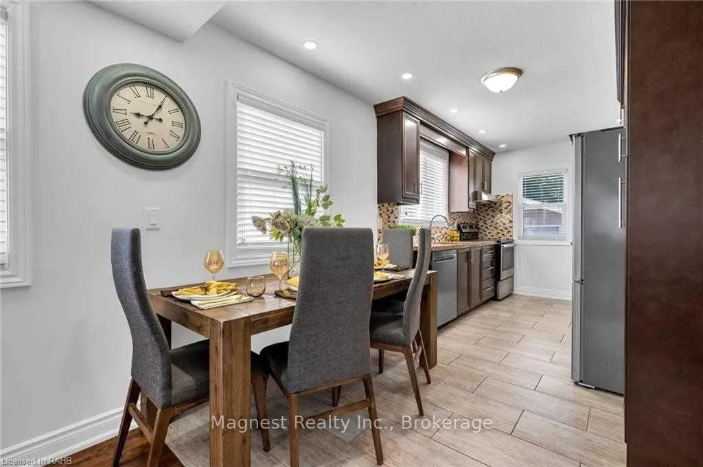 Photo 4 of Unit Upper, 18 New Mountain Road, Hamilton, Stoney Creek — HOMEH