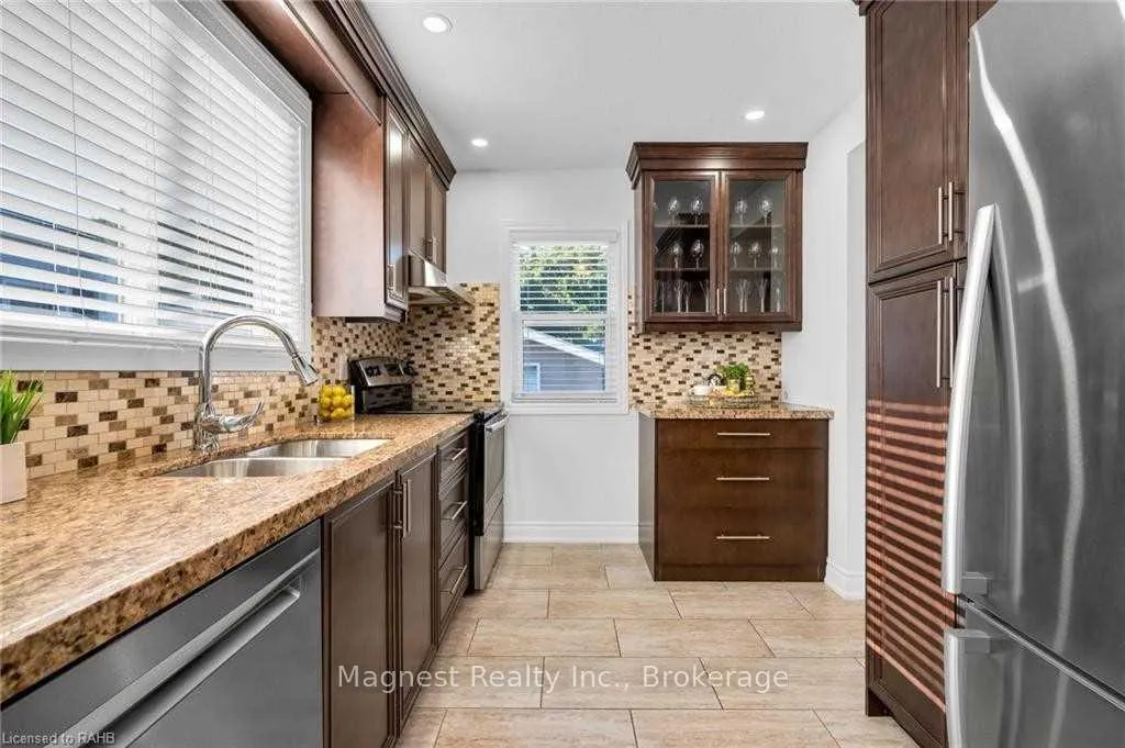 Photo 5 of Unit Upper, 18 New Mountain Road, Hamilton, Stoney Creek — HOMEH